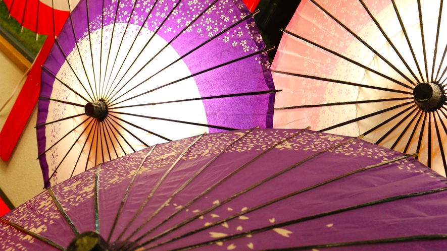 館内にはうつくしい和傘飾りが点在。傘越しの幻想的な灯りが館内に彩りを添えます。