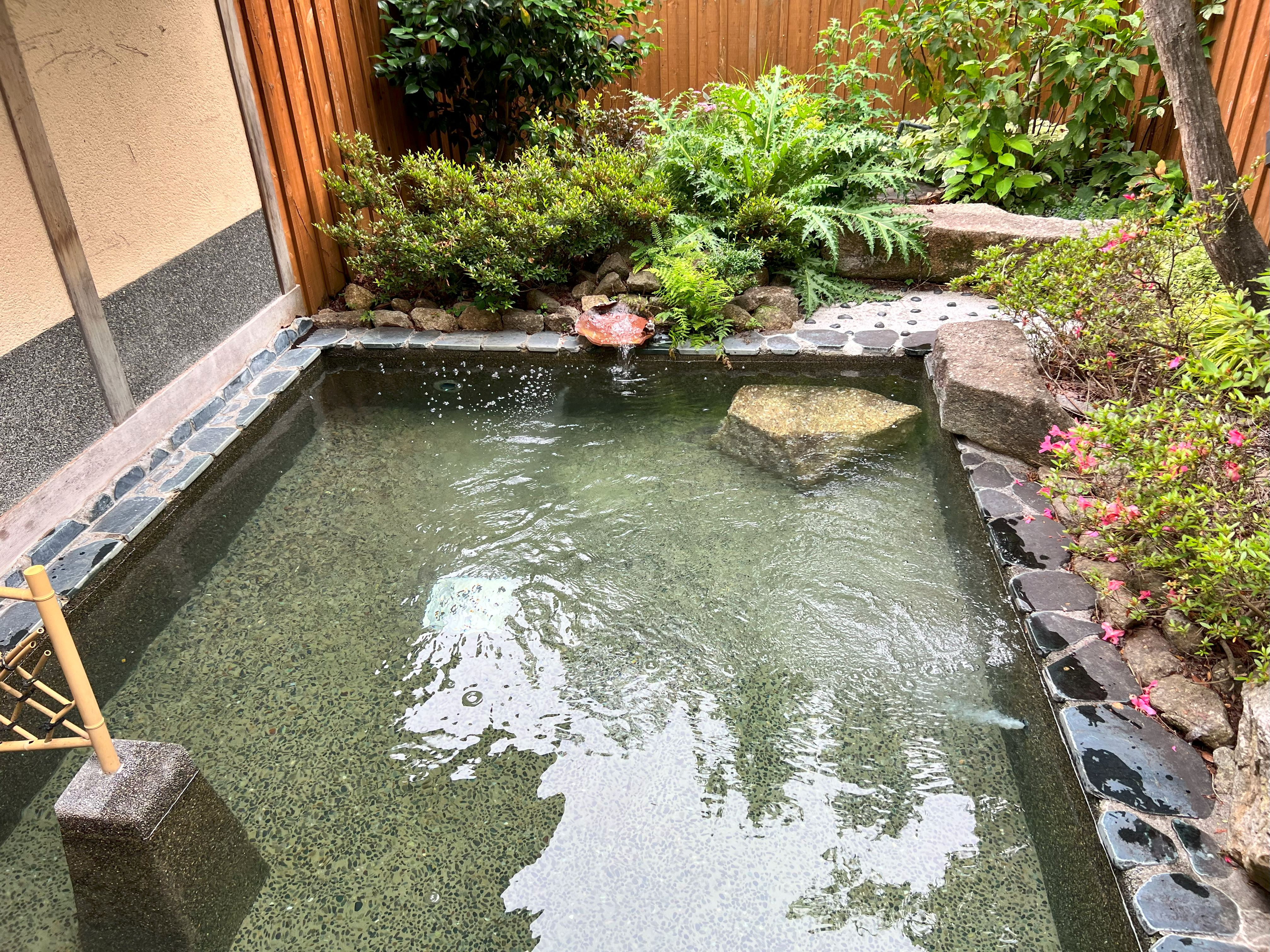 露天風呂の男湯