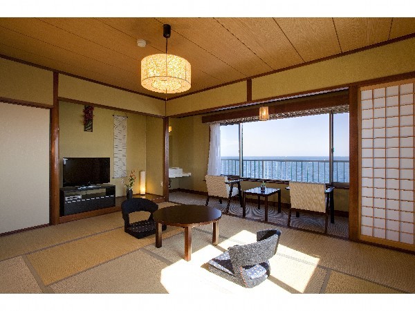 All Japanese-style rooms have a 180-degree ocean view.