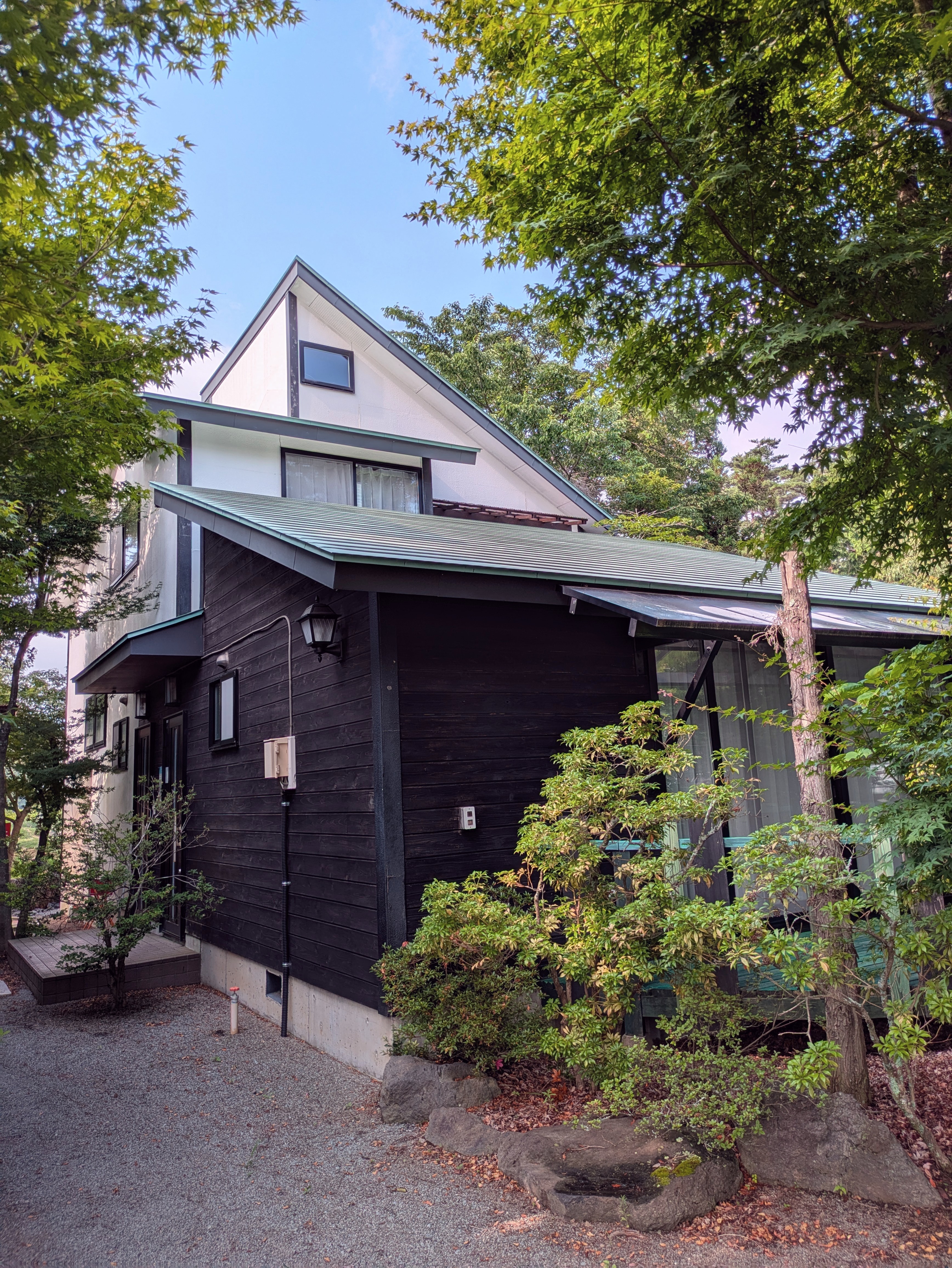 A棟南側より、ドアが2つありますが、中では一緒になります