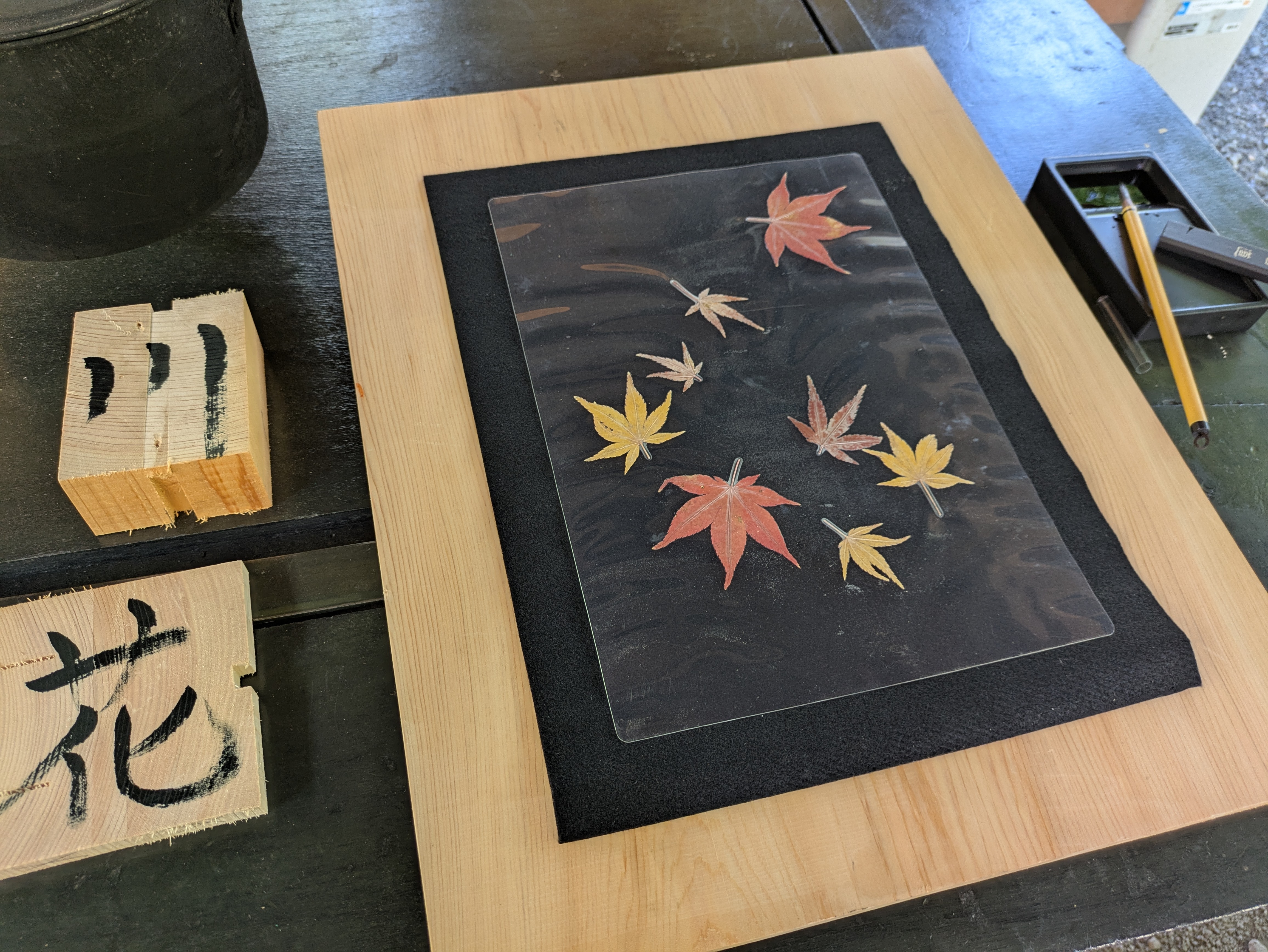 東屋で秋限定で、紅葉のパウチ体験が可能です☆無料