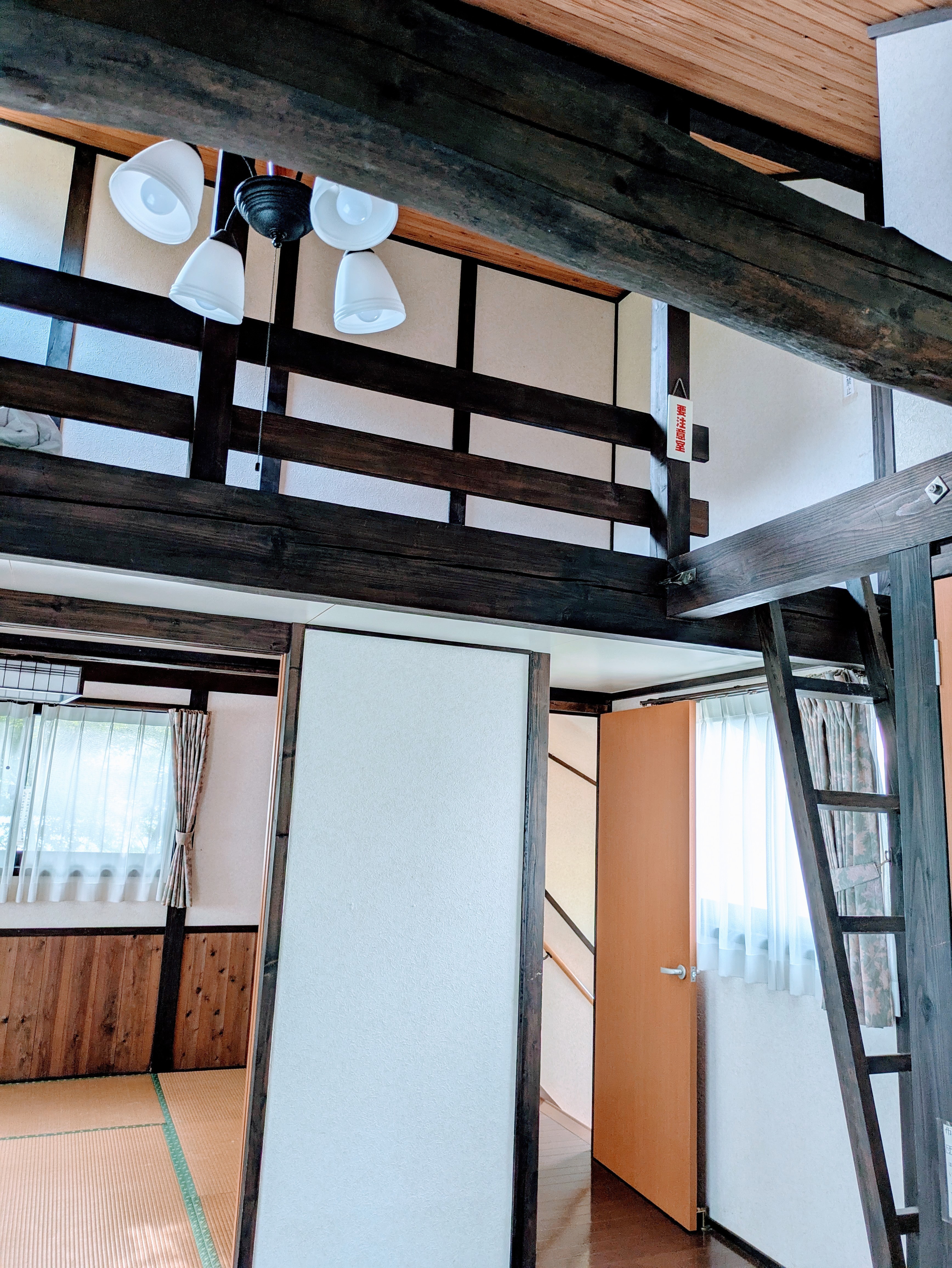 A棟2階より古民家風ロフトをのぞむ