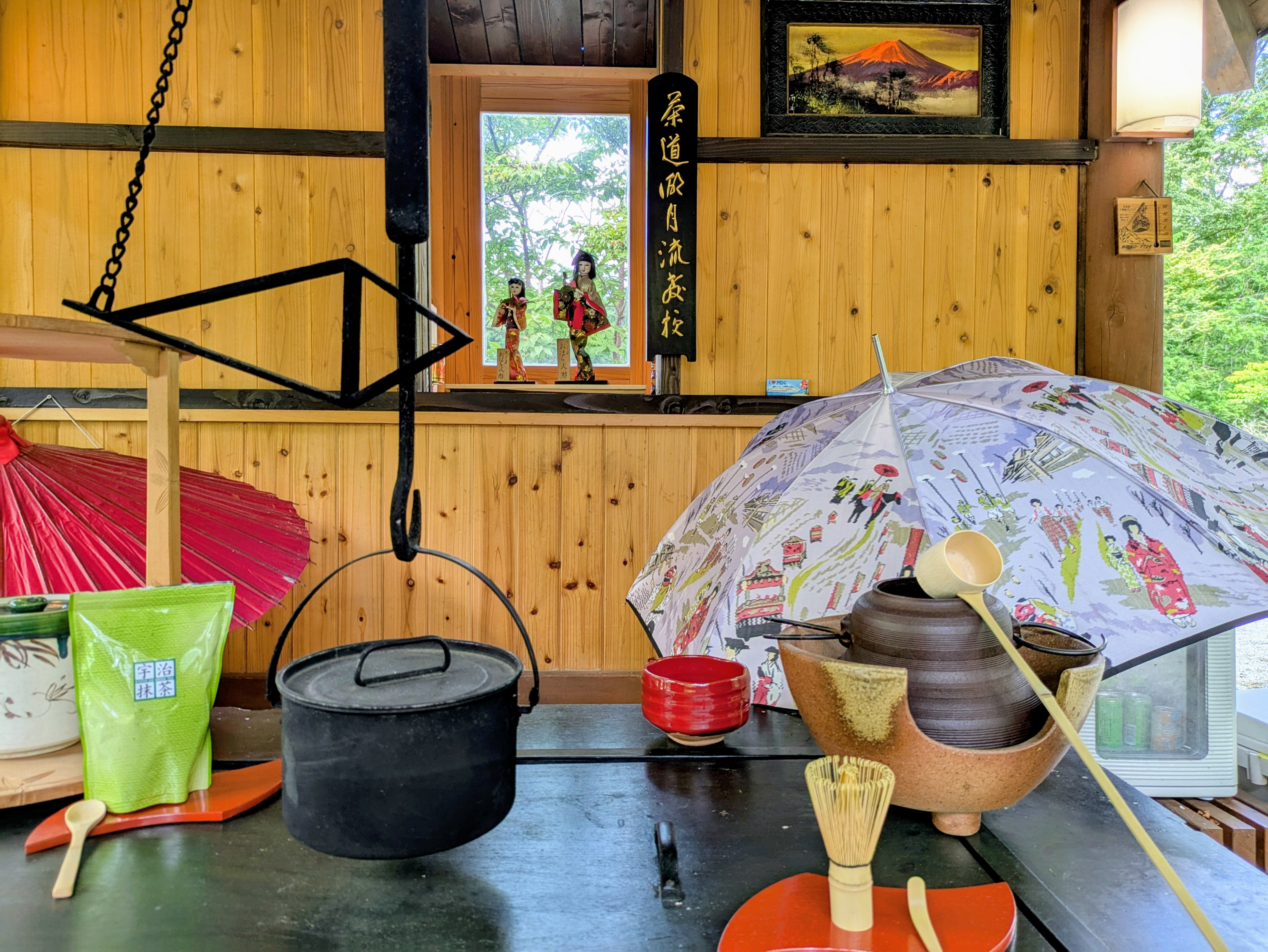 日本の心をあじわうお抹茶サービスは、茶道の師範をもつ宿主が心を込めて点てます☆ お客様ご自身で体験も時間があれば可能です☆