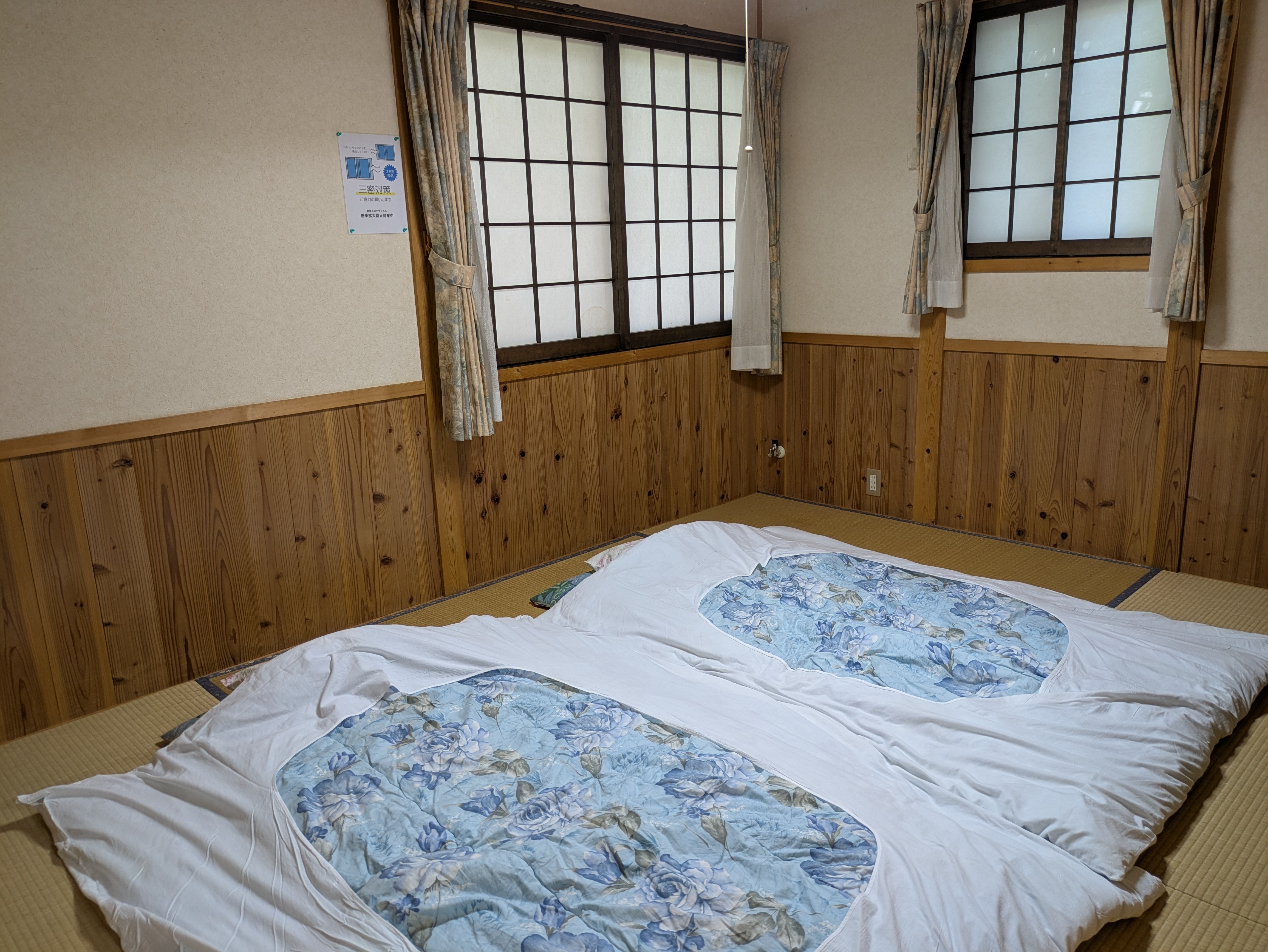 当館の寝具は布団です☆ご自身で押入から出して敷いて下さい☆