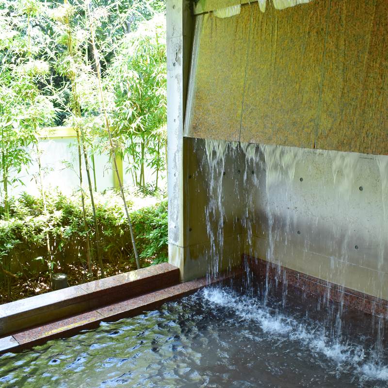 純重曹泉がたっぷり湧き出る天然温泉。女性露天風呂