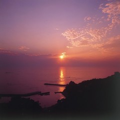 当館からの眺め。水平線から昇る朝日（春～夏）