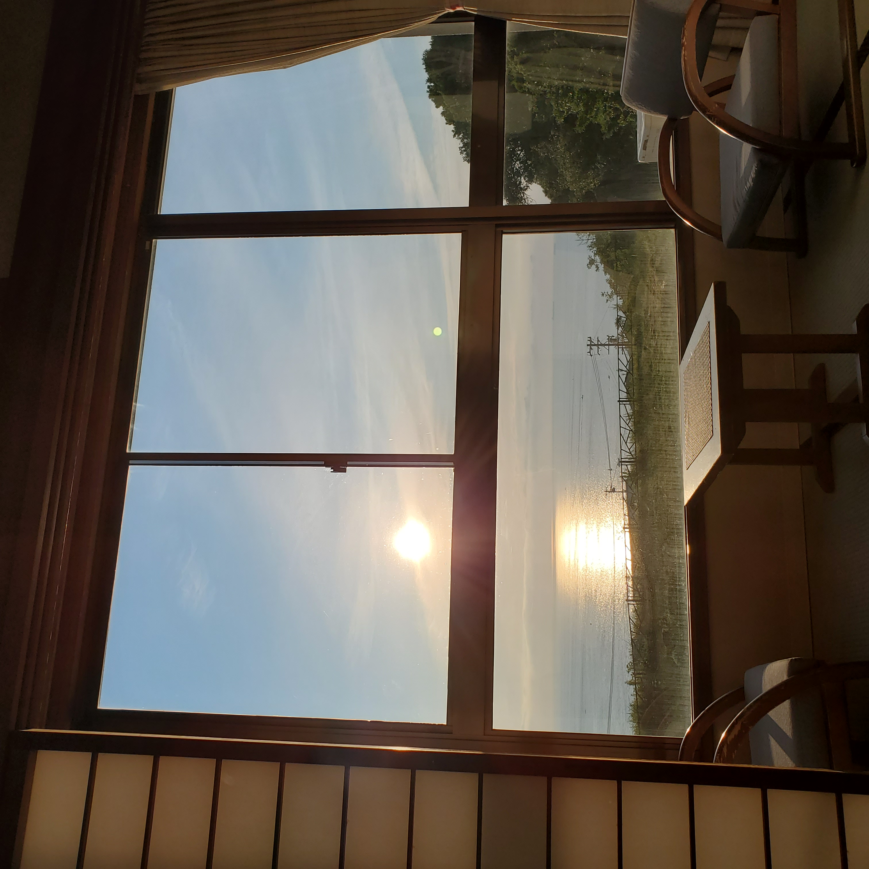 お部屋から眺める、水平線から昇る朝日