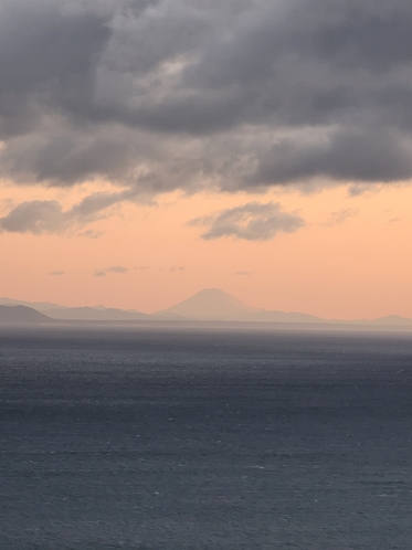 当館から眺める、水平線に浮かぶ富士山
