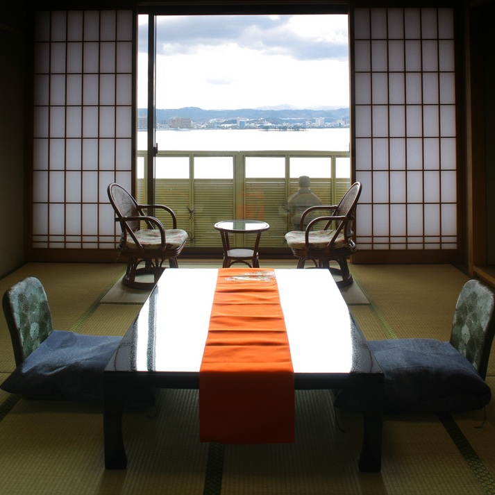 Kamar bergaya Jepang dengan pemandangan luar biasa di sisi danau