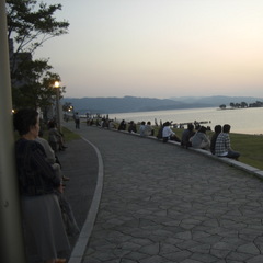 宍道湖夕景を鑑賞する人々