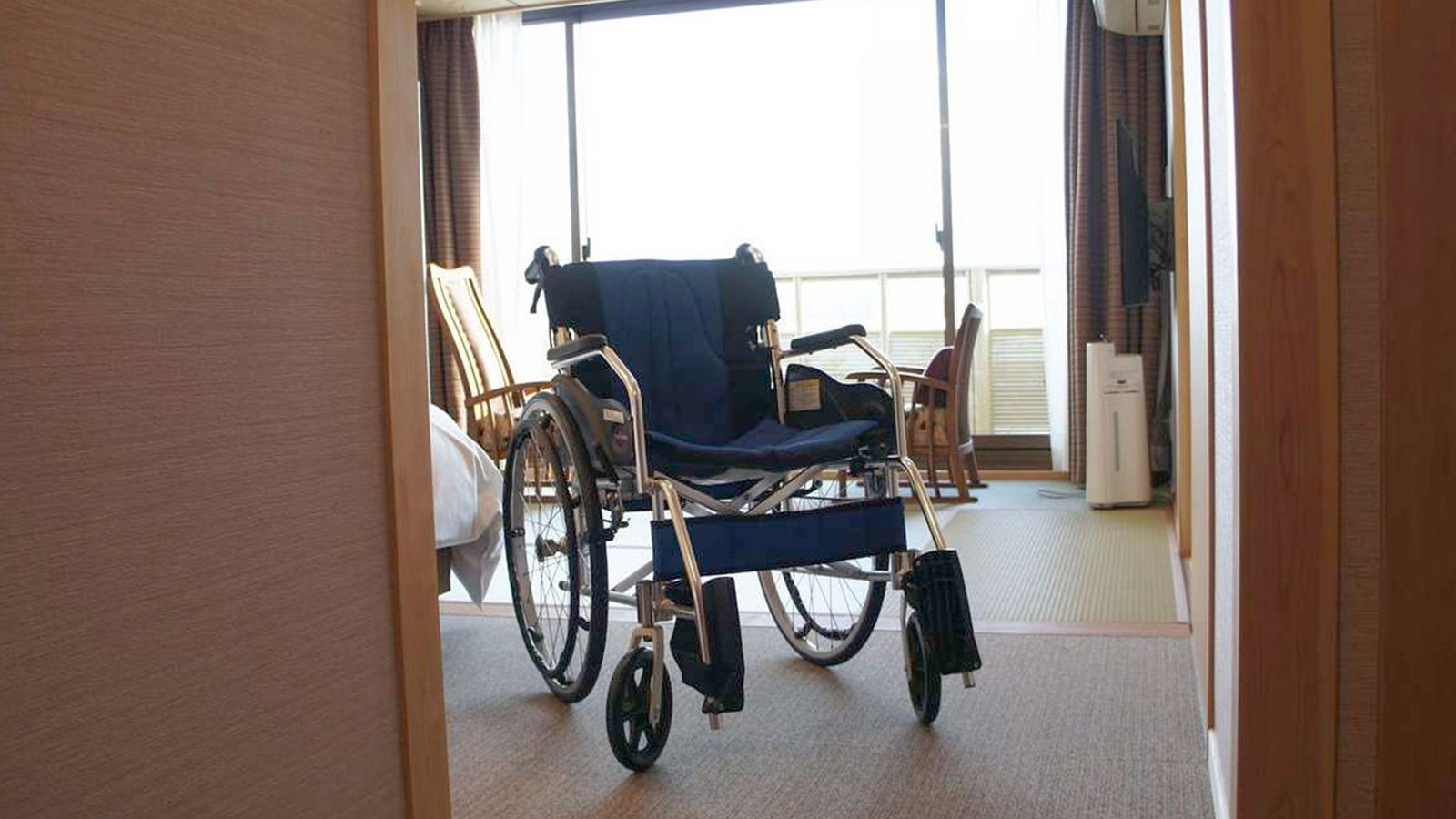 [バリアフリールーム]客室入り口からベッドまで車椅子でお入りいただけます