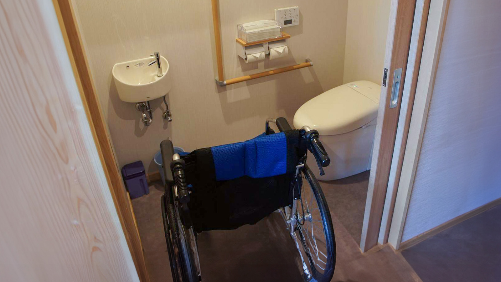 [バリアフリールーム]トイレまで車椅子でお入りいただけます