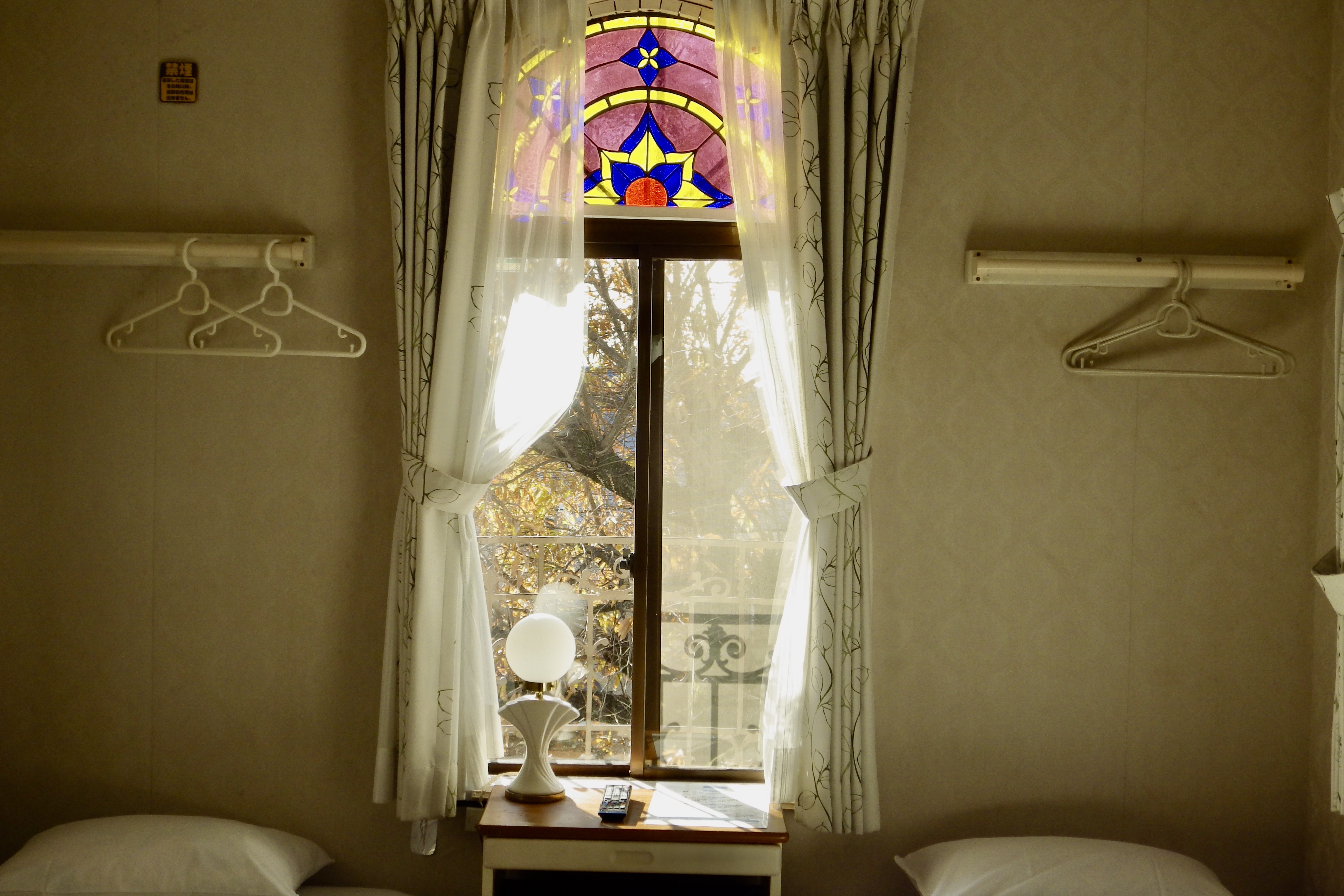 南窓のステンドグラス