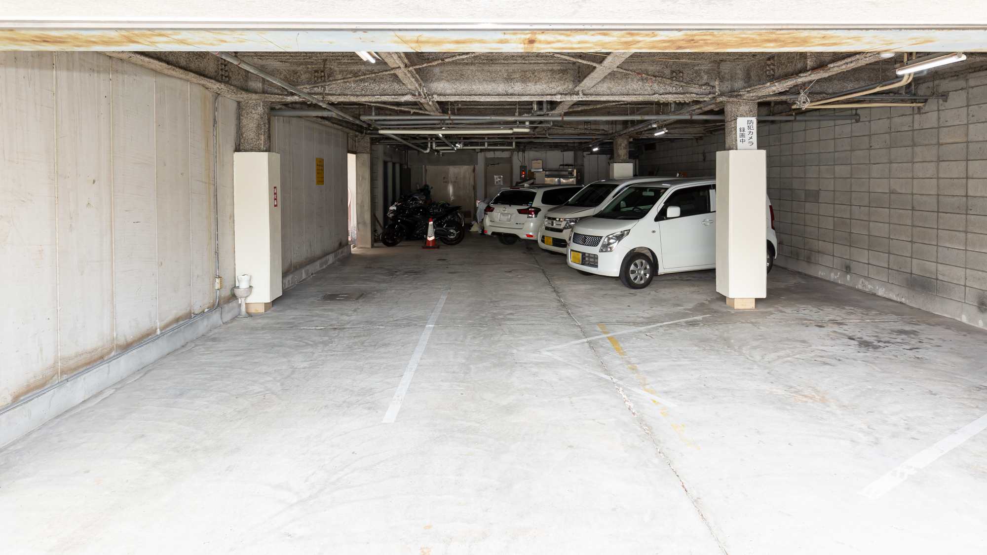 *【駐車場：写真一例】屋根付きバイクOK