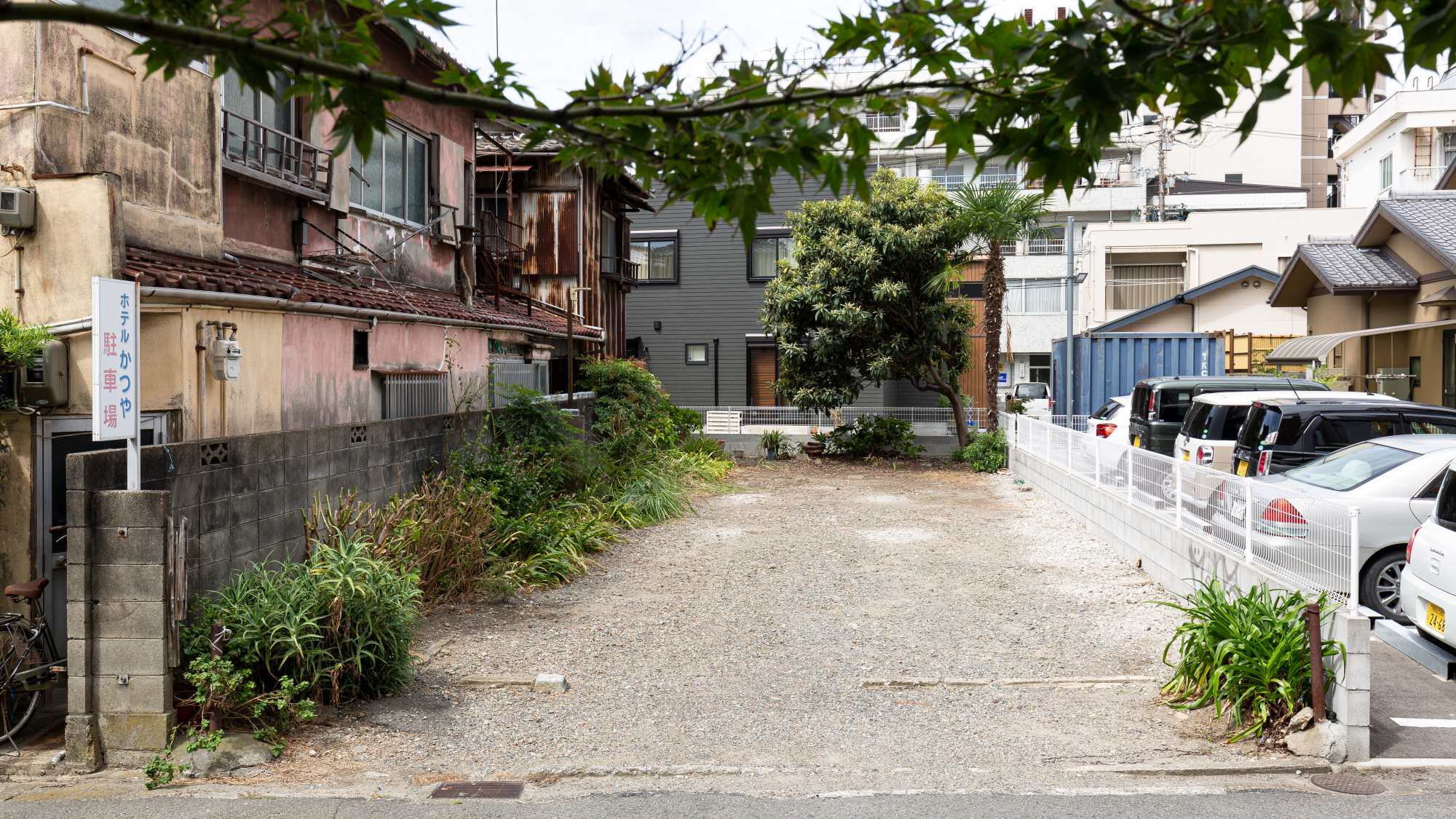 *【駐車場：写真一例】大型車も駐車可