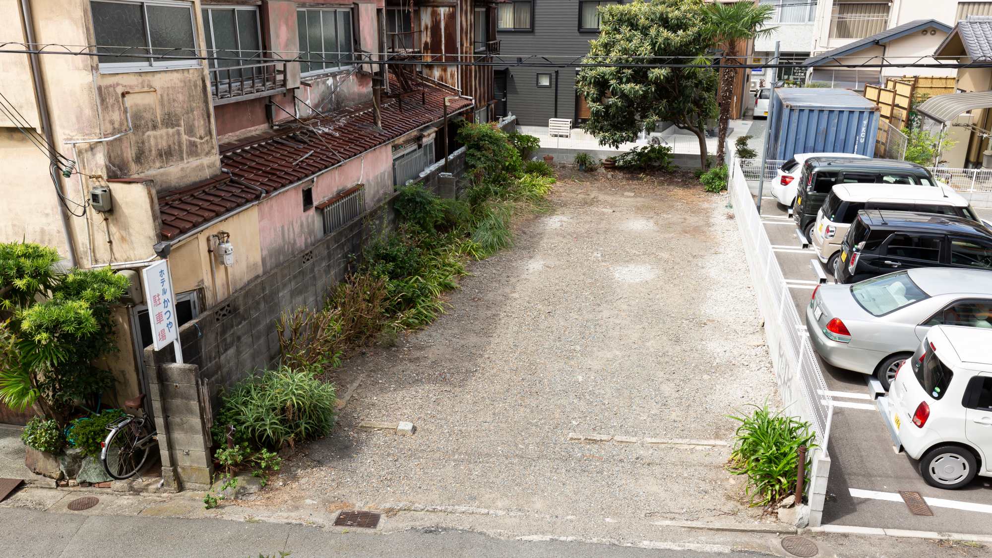 *【駐車場：写真一例】大型車も駐車可