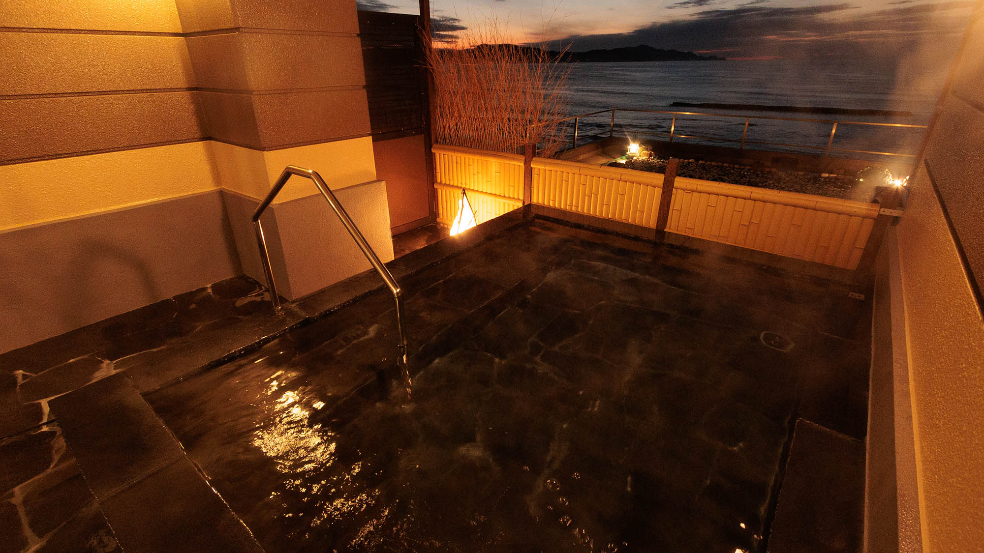 露天風呂からは夕日ヶ浦海岸が一望！