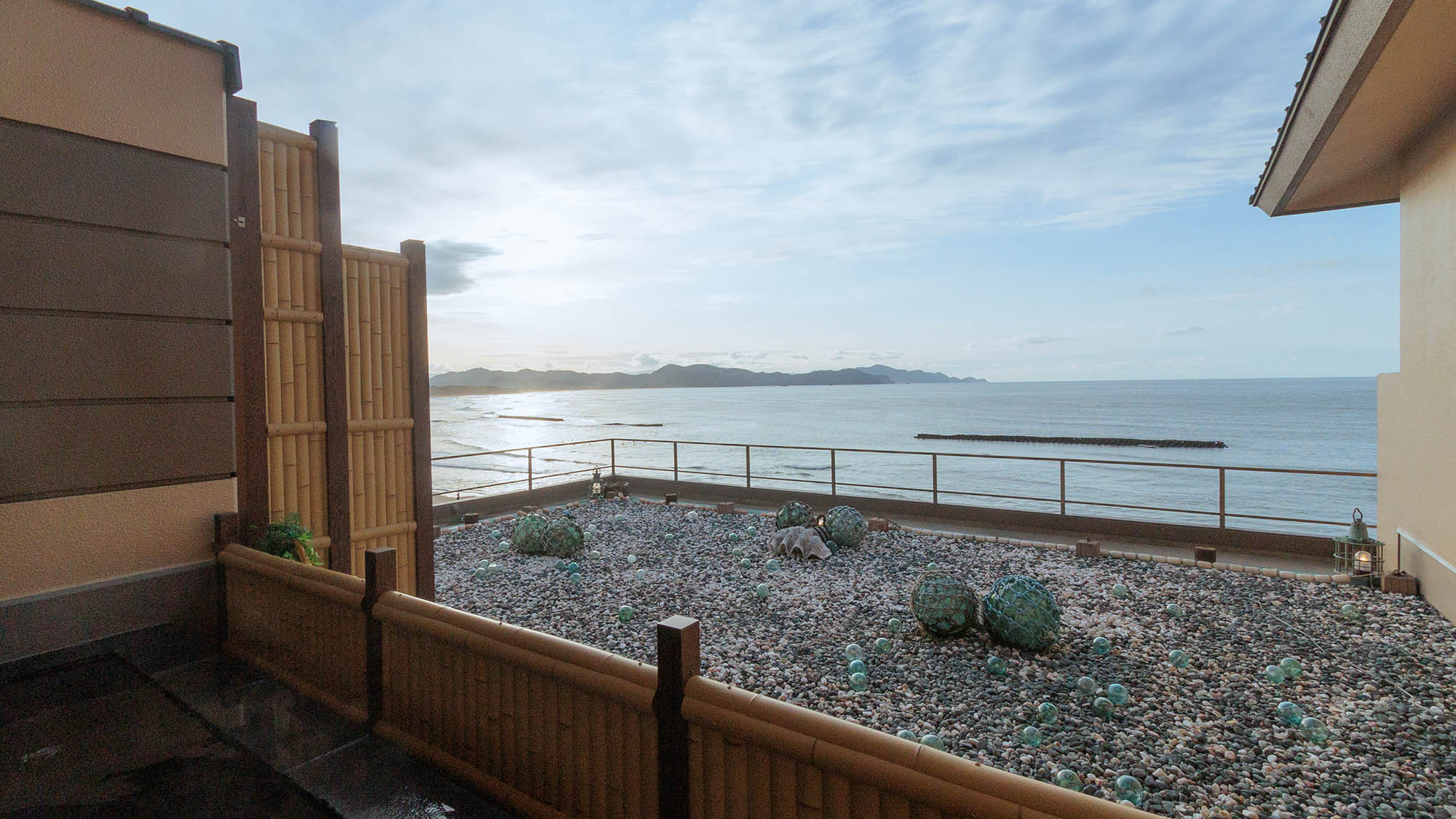 露天風呂からは夕日ヶ浦海岸が一望！