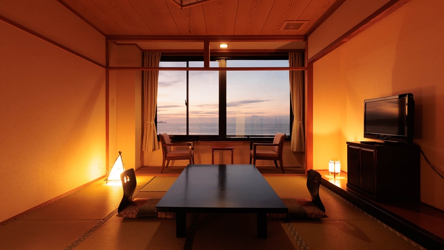 和の風情ただようお部屋。窓からは夕日ヶ浦海岸が一望！