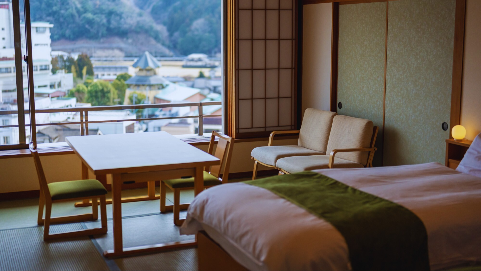 【ベッド＆椅子テーブルのお部屋16畳】温泉街や山々を一望／禁煙