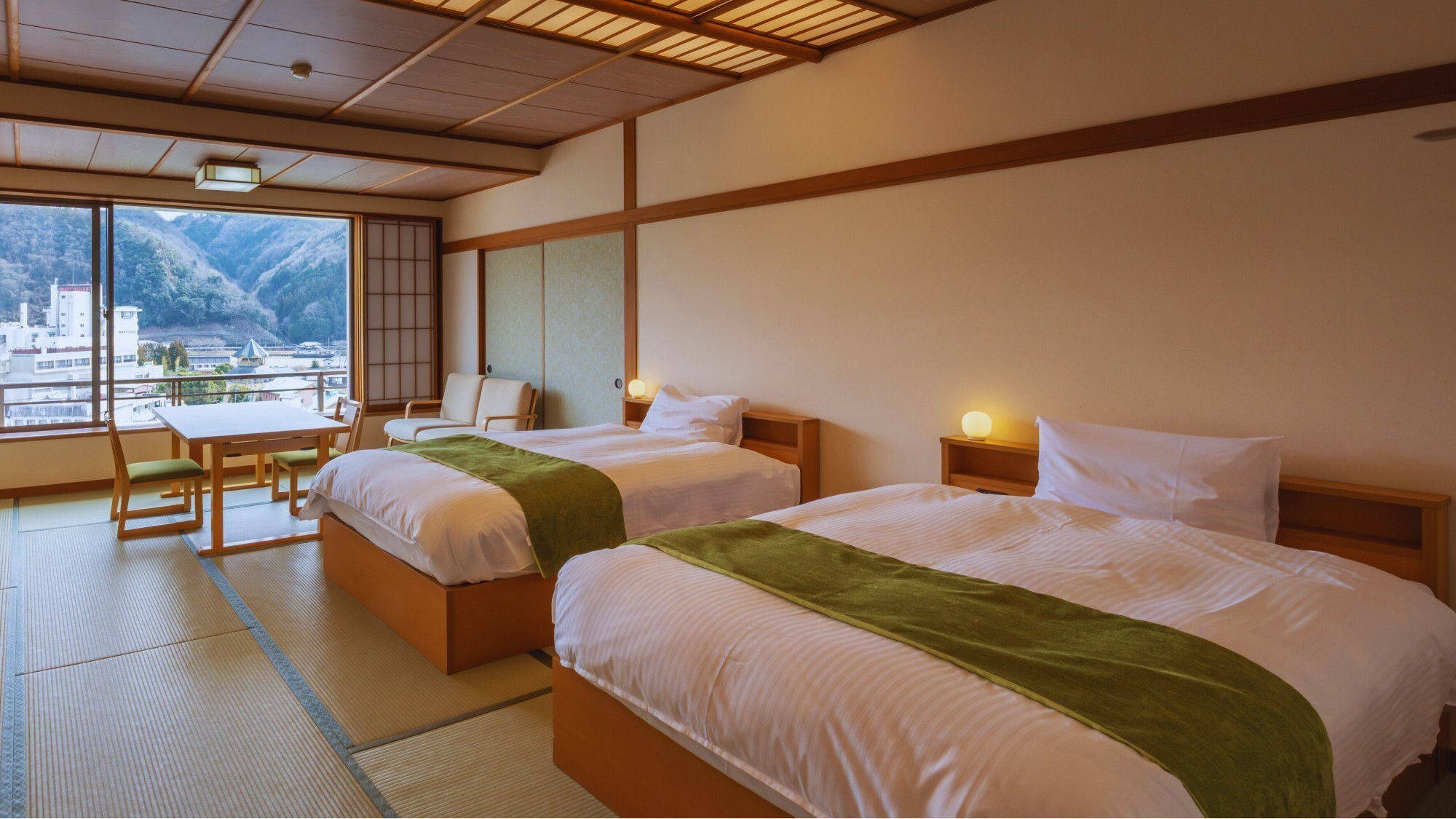 【ベッド＆椅子テーブルのお部屋16畳】温泉街や山々を一望／禁煙