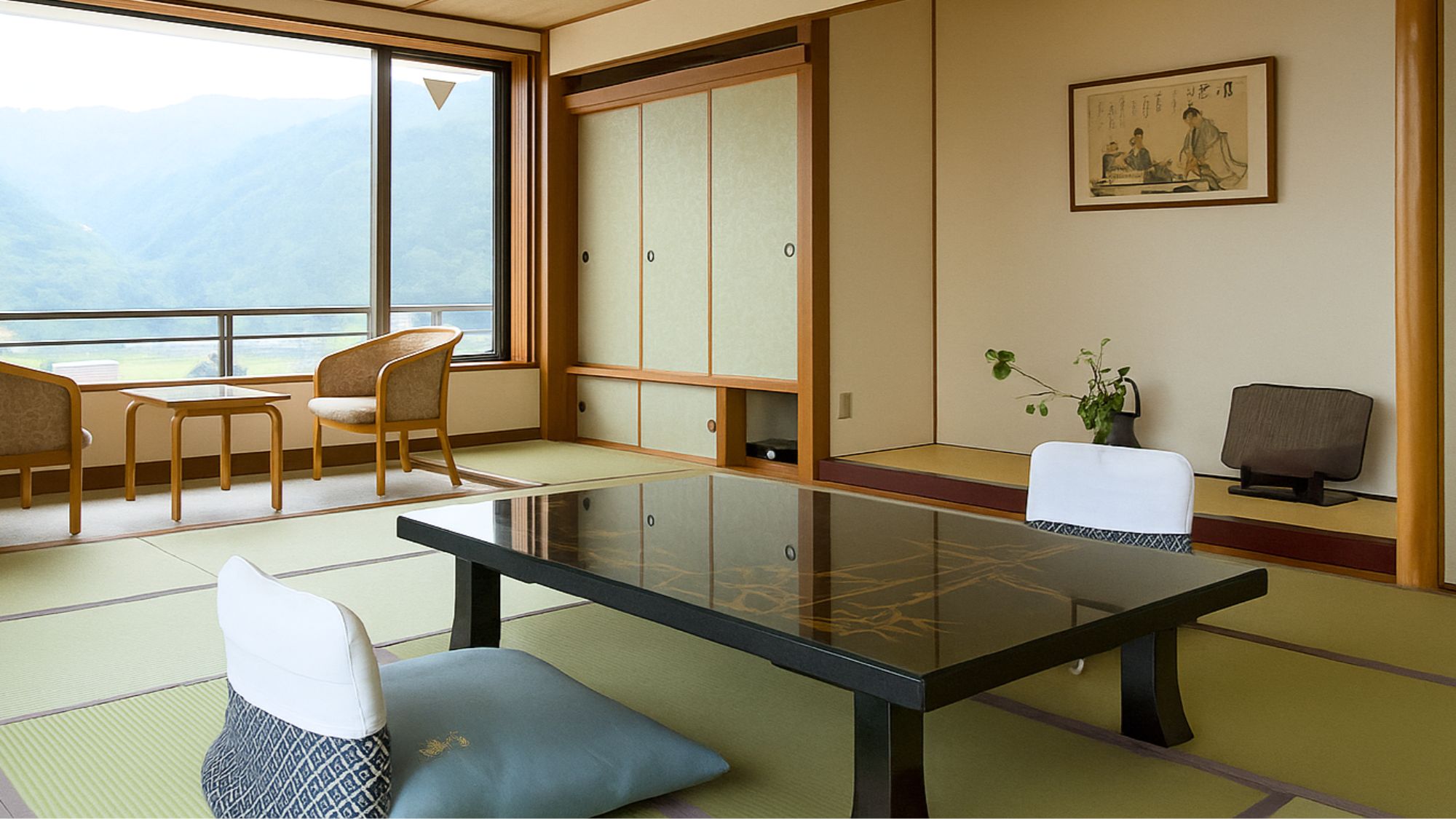 【和室14.5畳】湯郷温泉や山々を一望できる眺め／禁煙