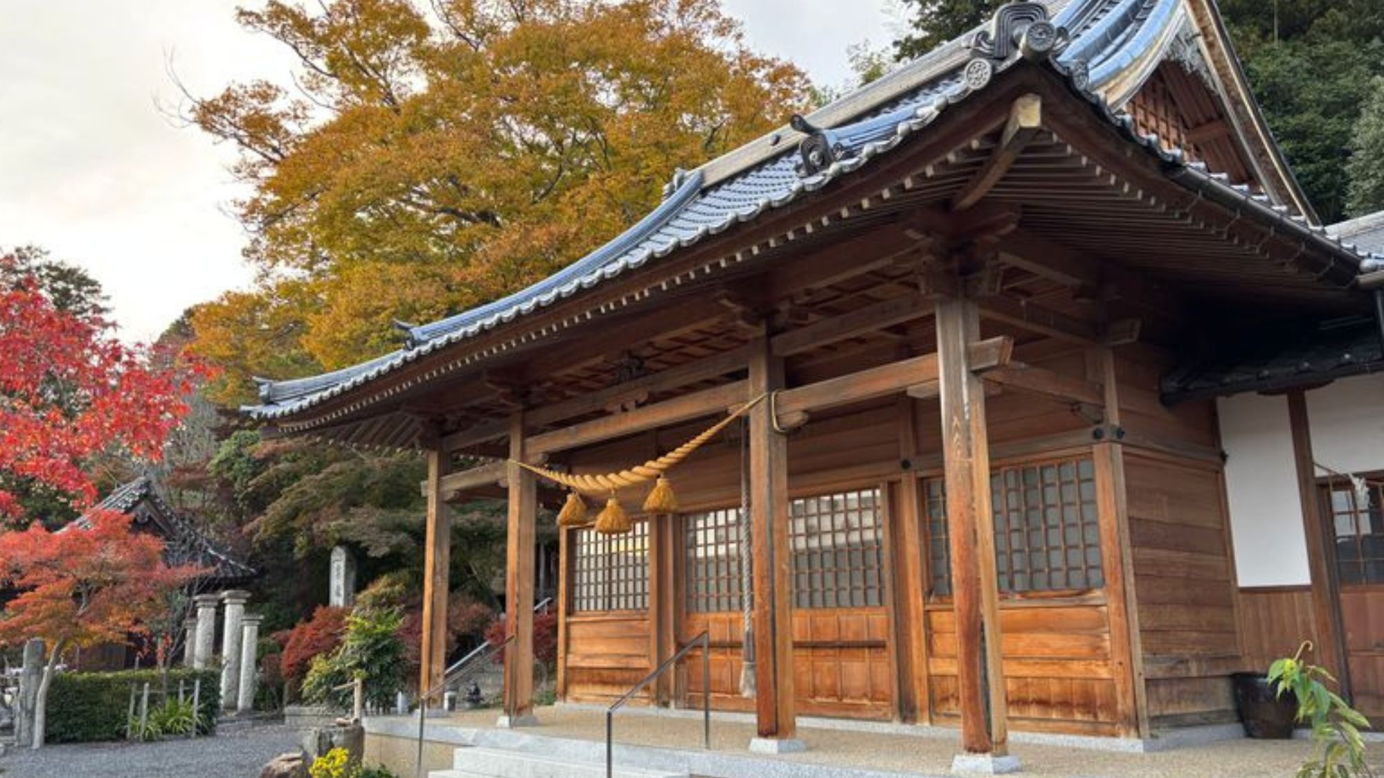竹亭より徒歩2分「湯神社」