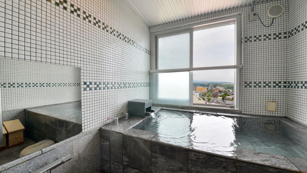 【WAMODERN和室一例】タイル造りの展望風呂から函館の街並みや離発着する飛行機を眺められます