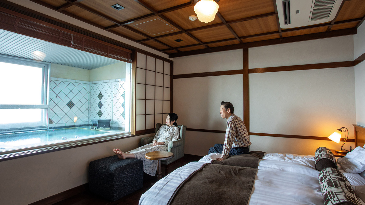 【WAMODERN和洋室一例】レトロな調度品を揃えたベッドルーム。展望風呂からの景色も格別です