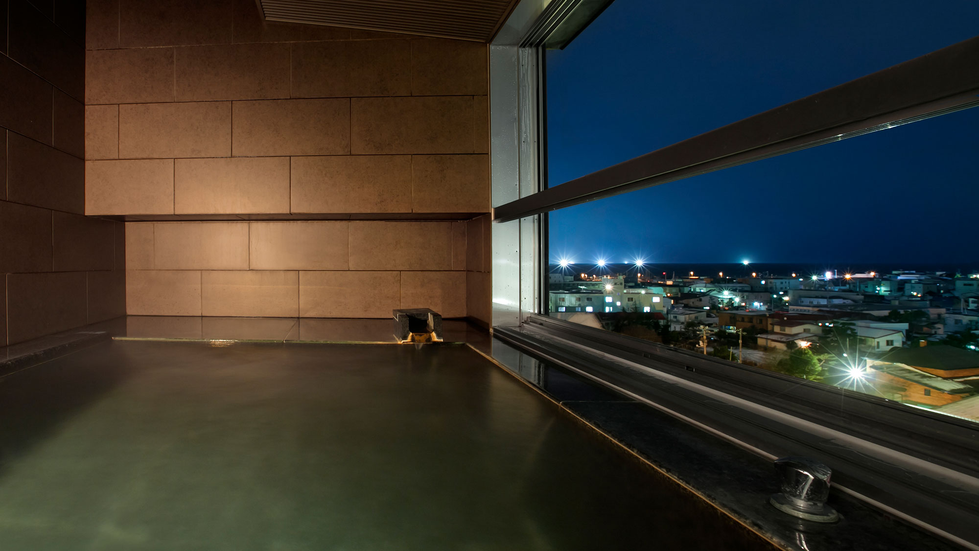 【SUITE】広々としたスイートルームの展望風呂。函館の町並みを望んでの湯浴みを…。