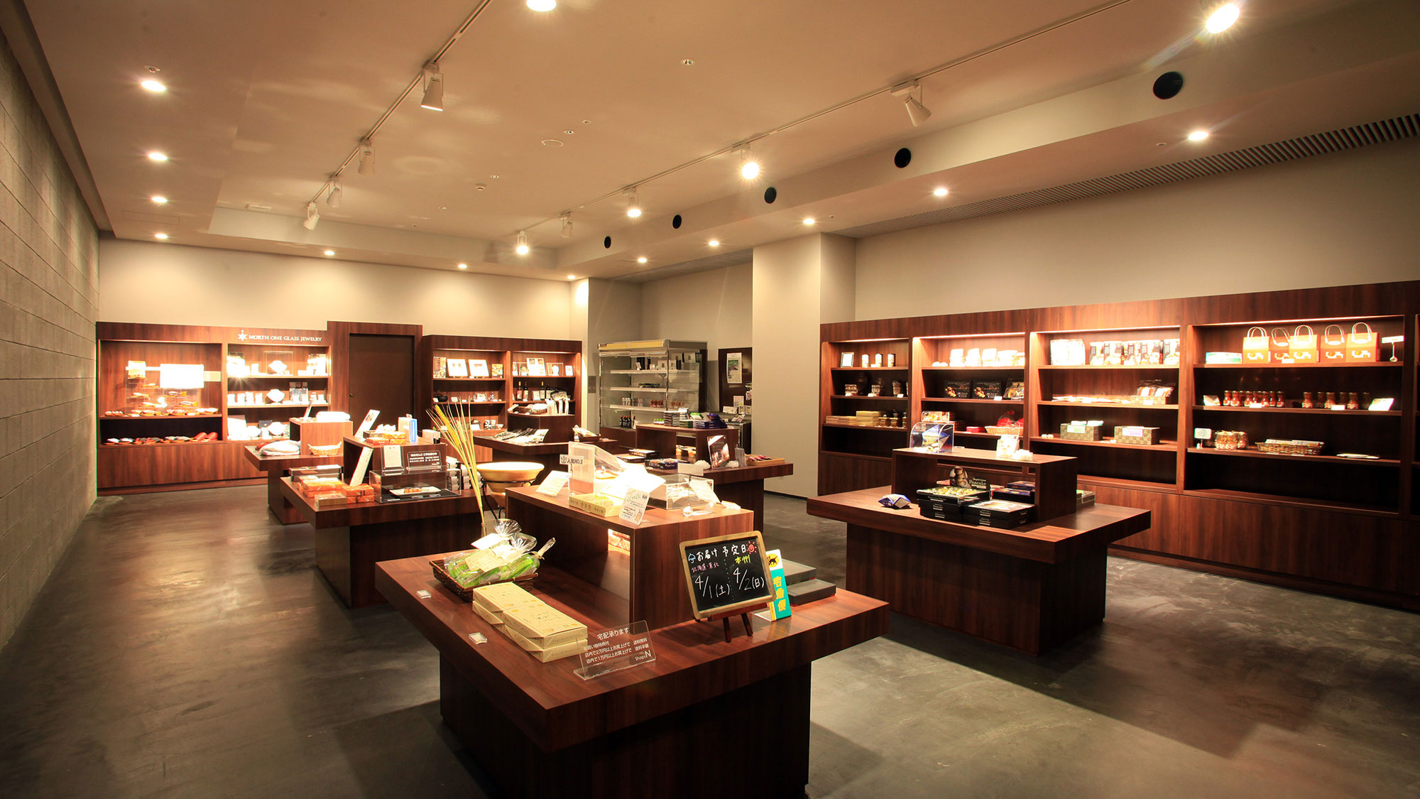 【shops N】当館オリジナル商品の他、函館・道南をはじめ北海道の人気のお土産が揃います。