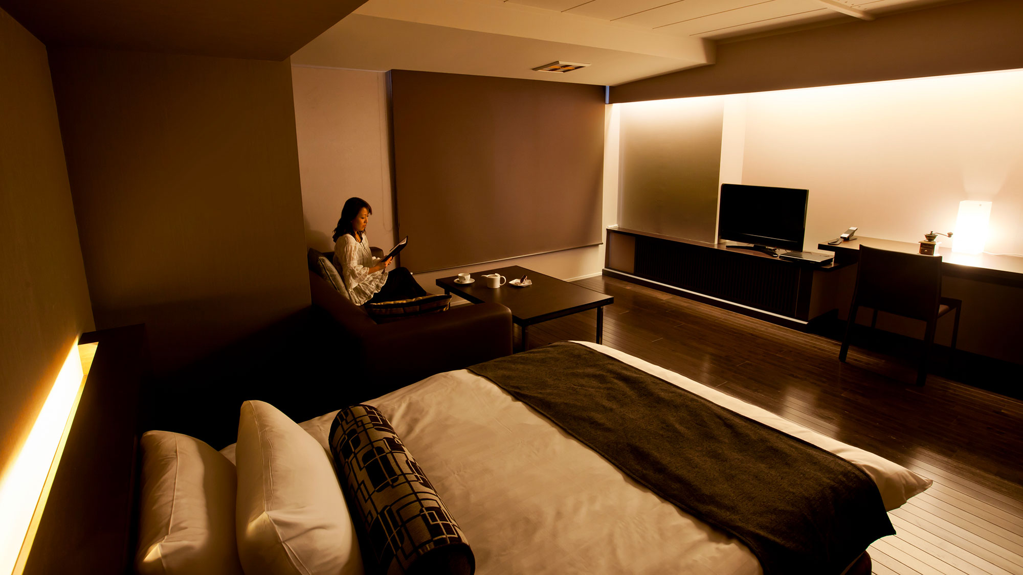 【OHITORISAMA一例】30㎡のお部屋に、ソファーとダブルベッドを配したスタイリッシュな空間。