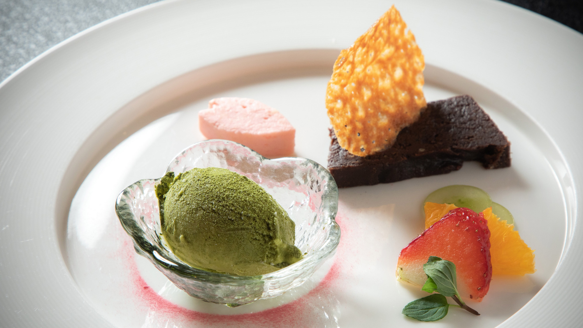 【2025春】デザートには特製のチョコレートテリーヌの他、桜のムースと抹茶アイスクリームをコーヒー又