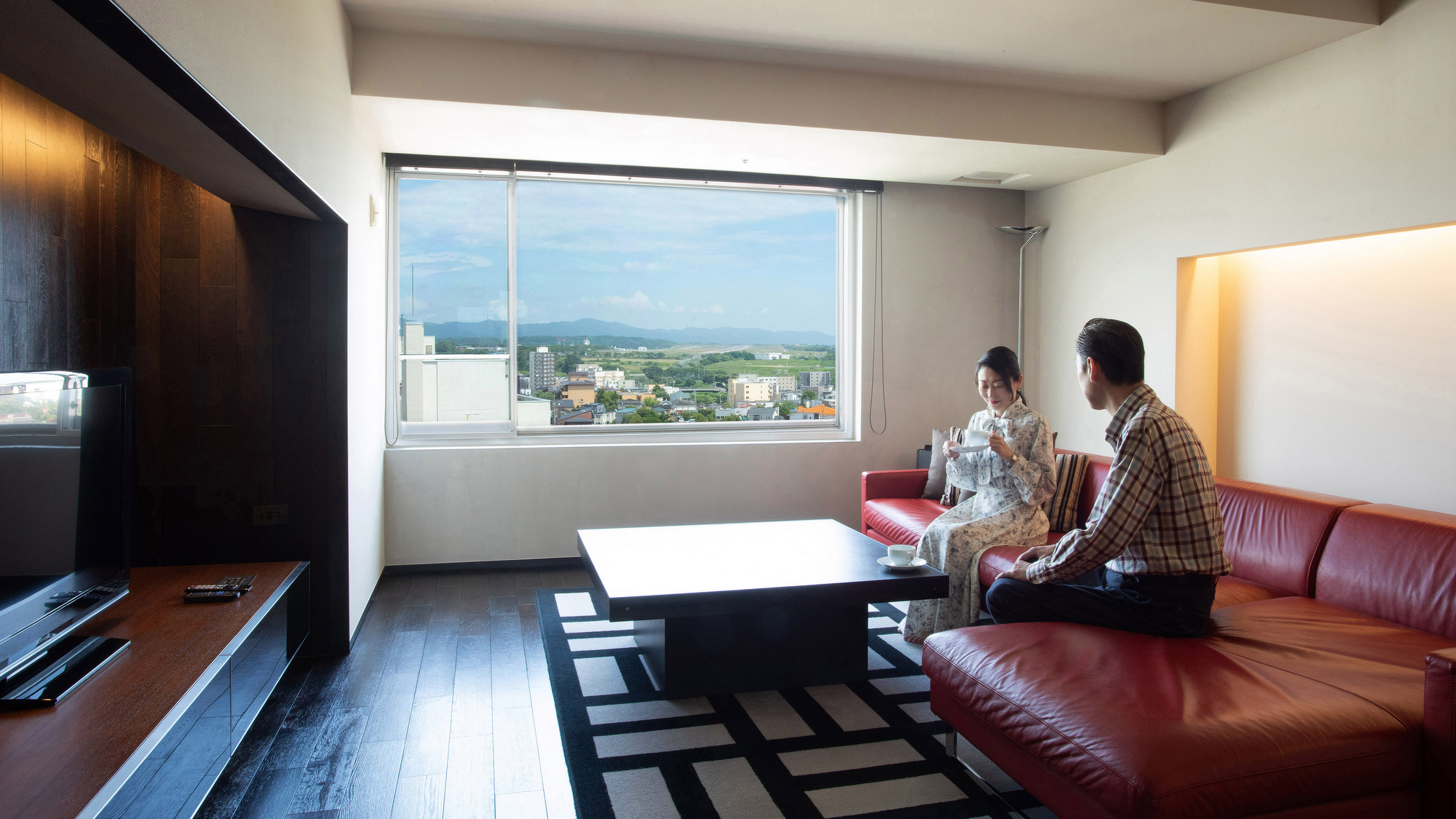 【SUITE一例】窓から見えるのは函館空港の滑走路。旅気分の高まりを感じながらお過ごしください