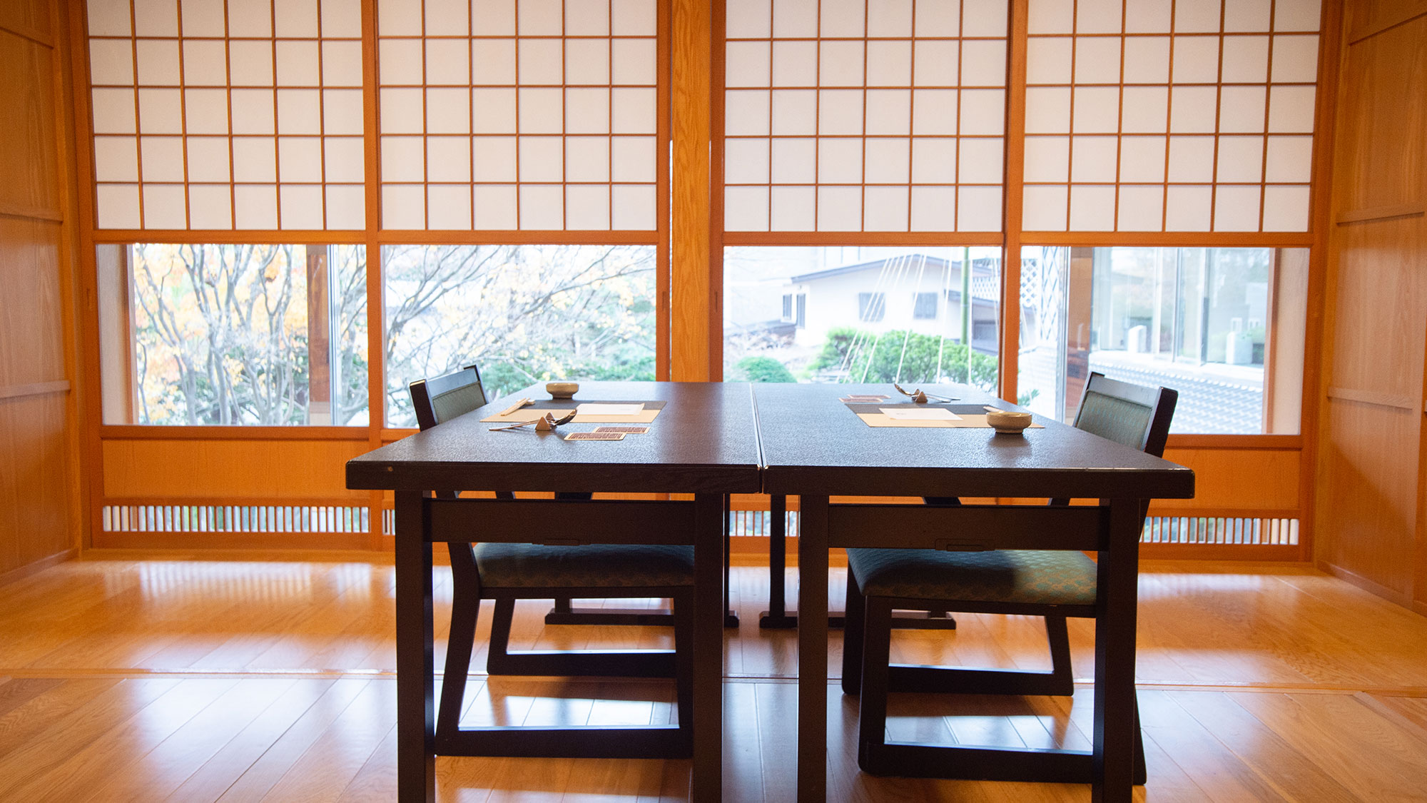 【食事処KITAMAE】8名様までご利用可能な庭園が見えるお席もございます。