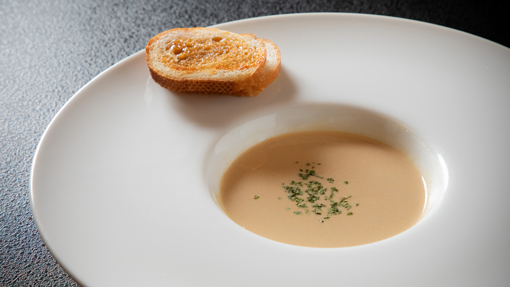 【2026春】スープ／北前ガニ（江差産紅ズワイガニ）のビスク～バゲットを添えて～ (2)