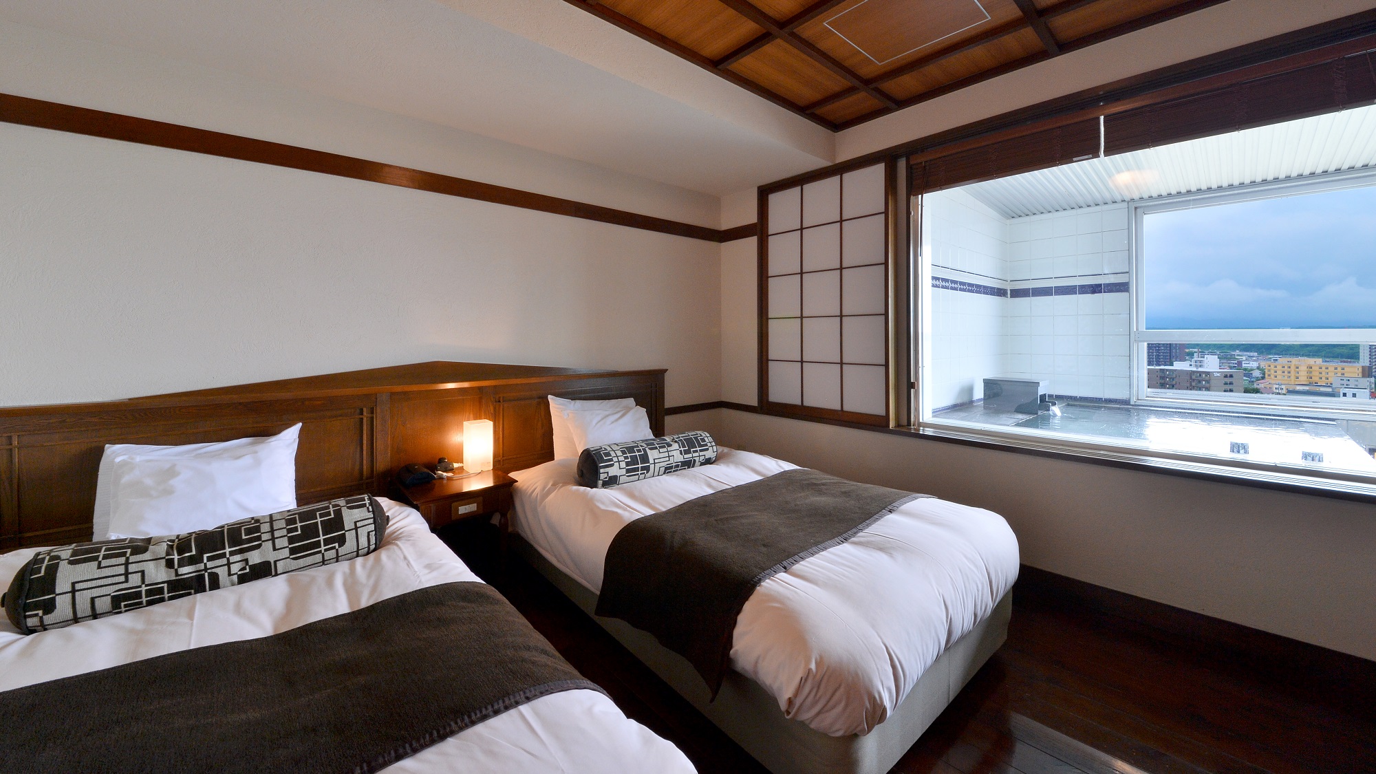 【WAMODERN和洋室】タイル造りの客室展望風呂からは函館を一望できます。