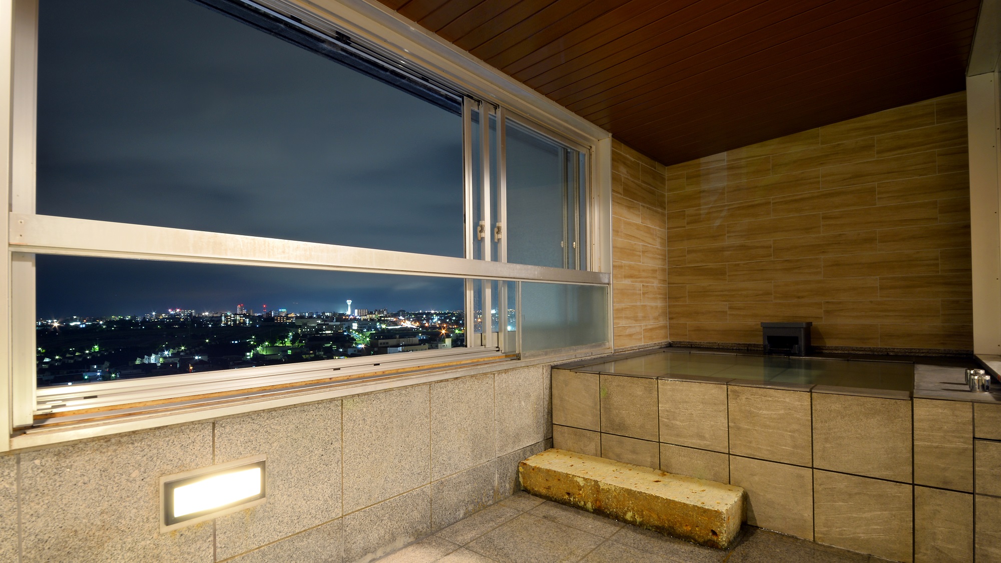 【WAMODERN和洋室】眼下に函館の街並みを眺めながら、タイル造りの展望風呂で湯浴みをお愉しみくだ