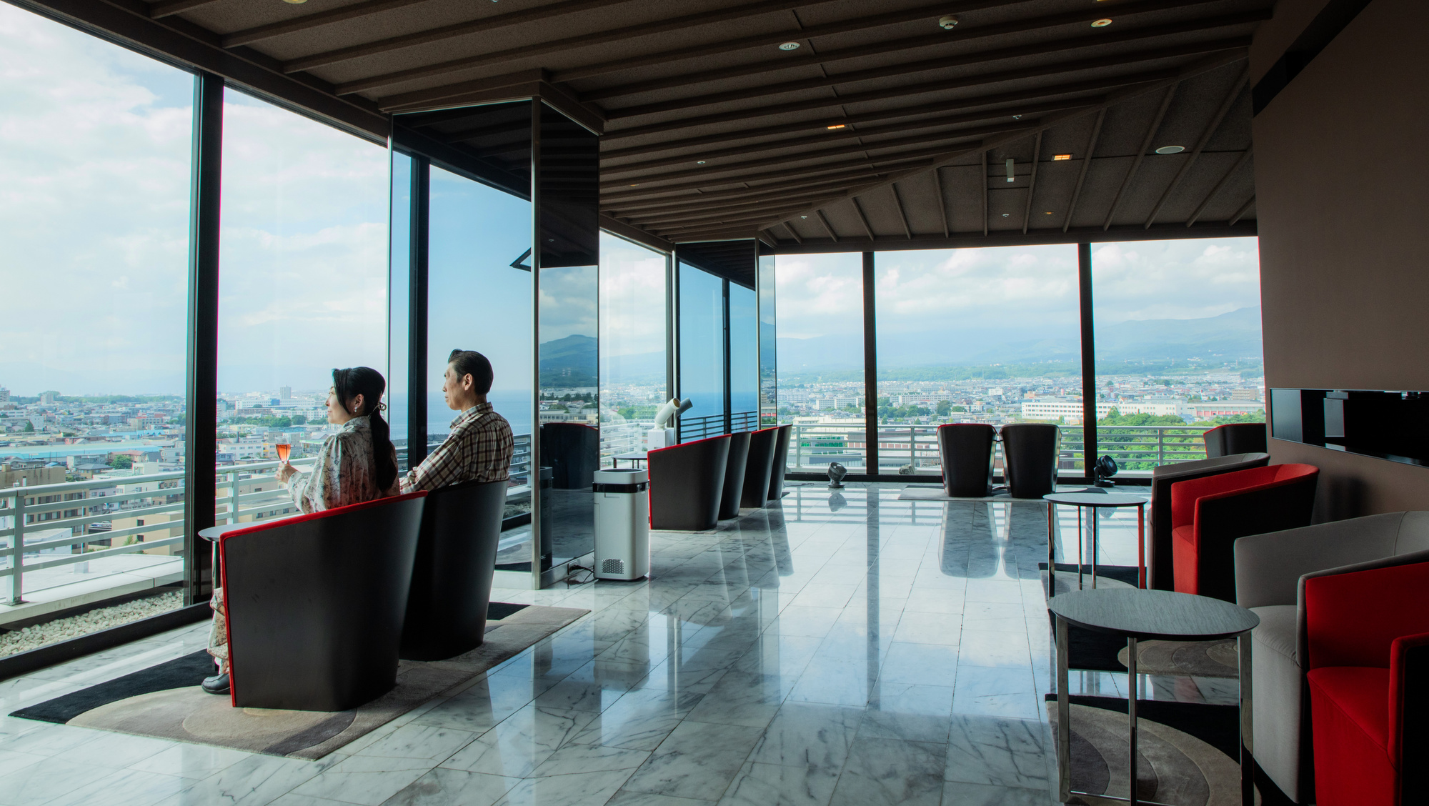 【SKY SALON BOUKYOU】時間ごとに表情を変える函館の街並みを眺めながら過ごすひと時を