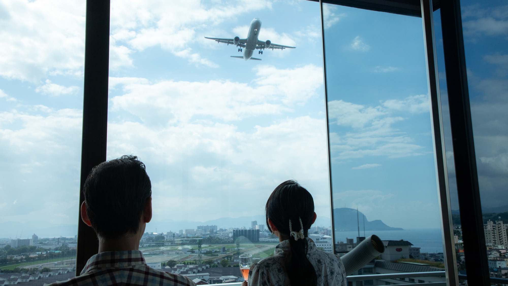 【SKY SALON BOUKYOU】湯の川地区で最も高い場所にあるラウンジ。空と飛行機が近くに感じ