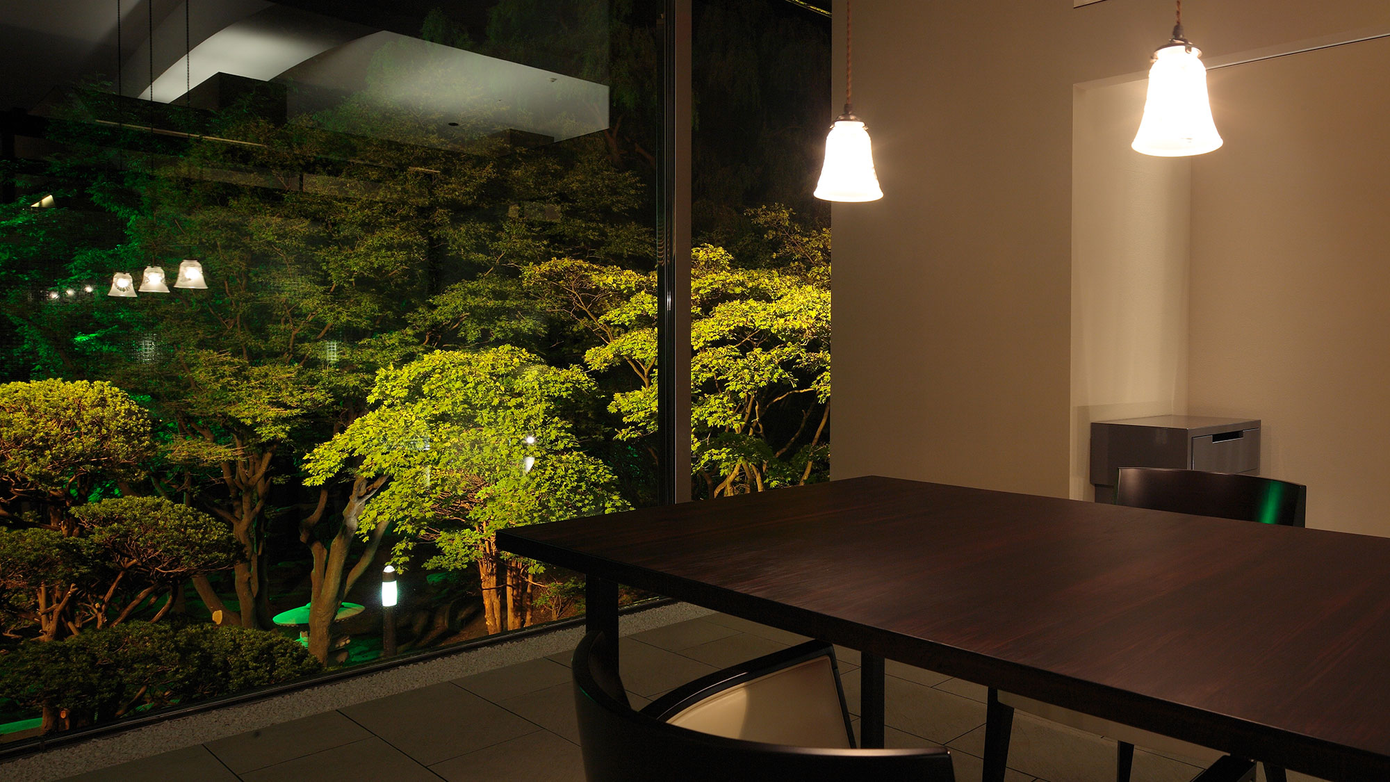 【食事処CHIKURIN】外に広がる日本庭園を望む個室があり、幻想と現実が入り混じる不思議な空間です