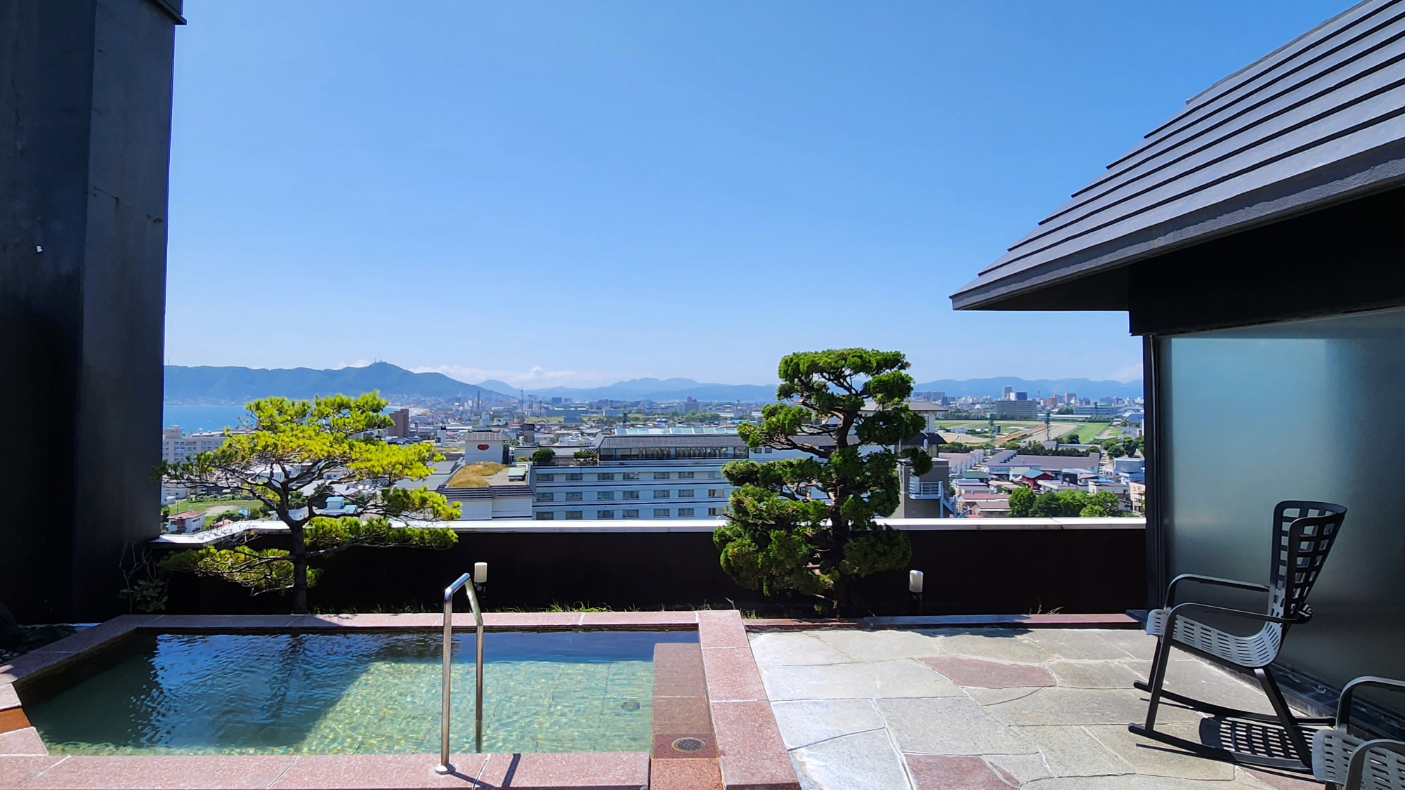 【展望露天風呂】湯の川では最上階。女性側は函館空港や津軽海峡、男性側は函館山や五稜郭タワーを一望.