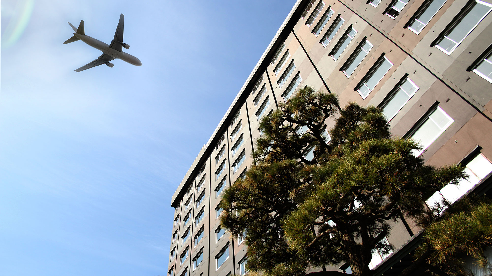 【外観】当館の真上を通過する飛行機。函館空港から近くの立地の為、着陸する飛行機がすぐ真上を通ります