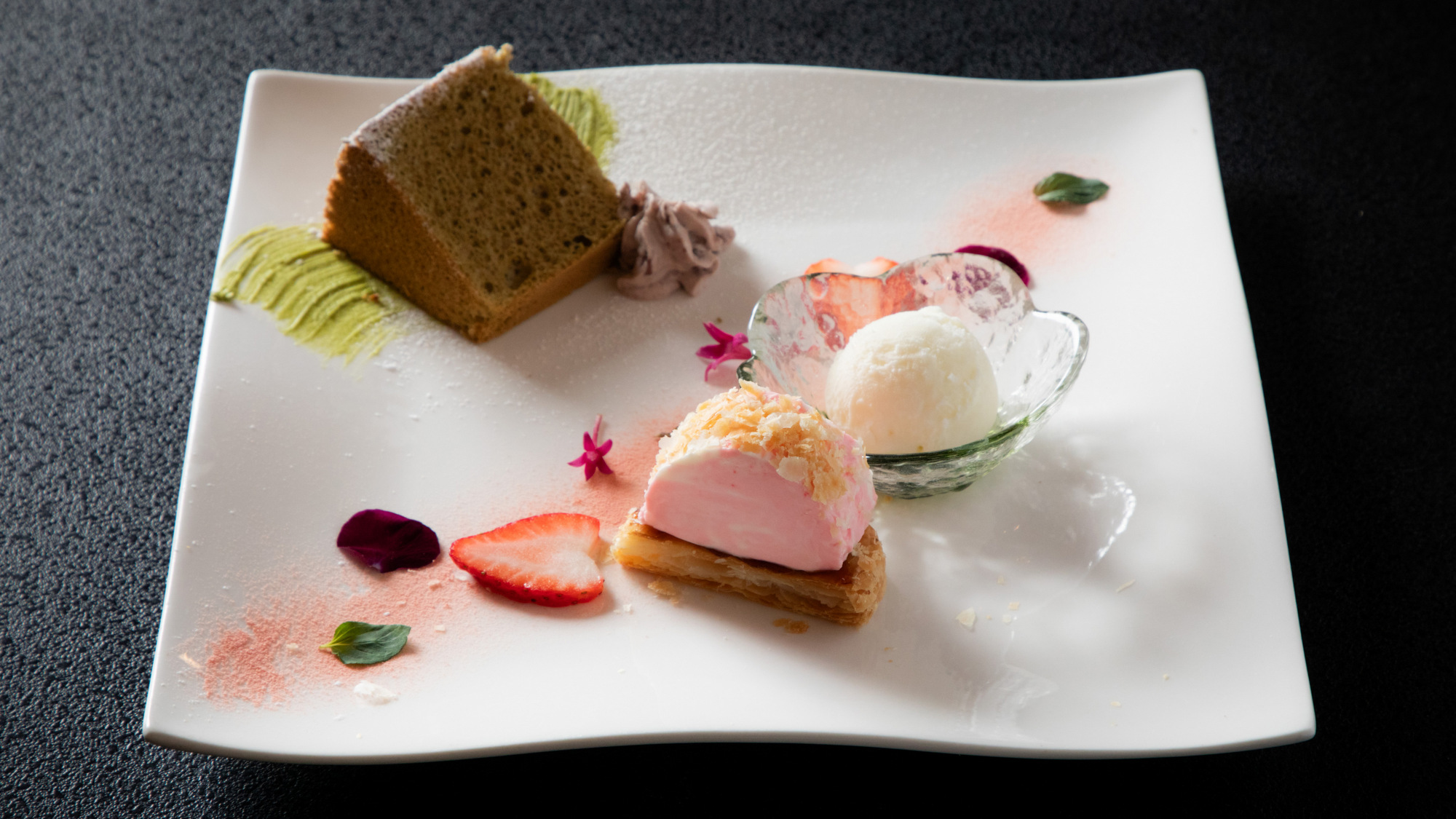 【2026春】デザート／抹茶のシフォンケーキ、黒松内町産チーズ＆イチゴのレアチーズムースなど