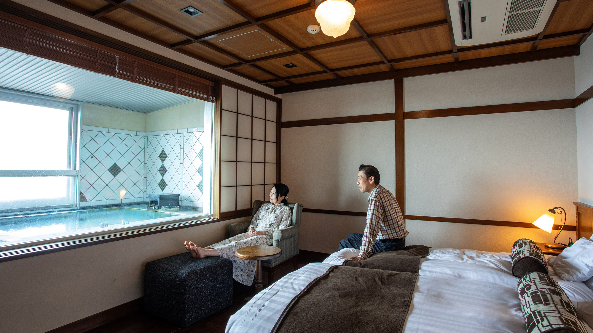 【WAMODERN和洋室一例】レトロな調度品を揃えたベッドルーム。展望風呂からの景色も格別です