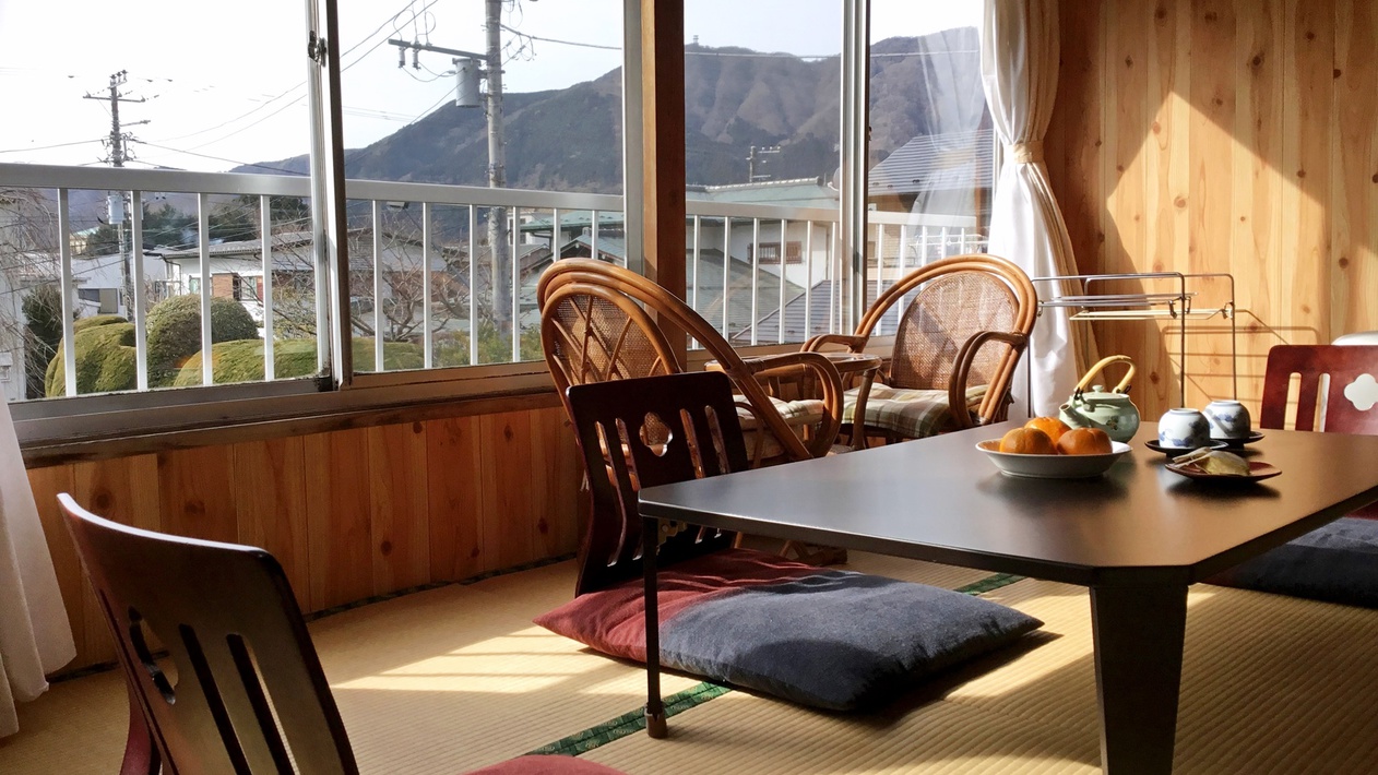 *【和室12畳】景色を見渡せる大きな窓の傍には、ゆったりお寛ぎいただける籐の椅子をご用意。