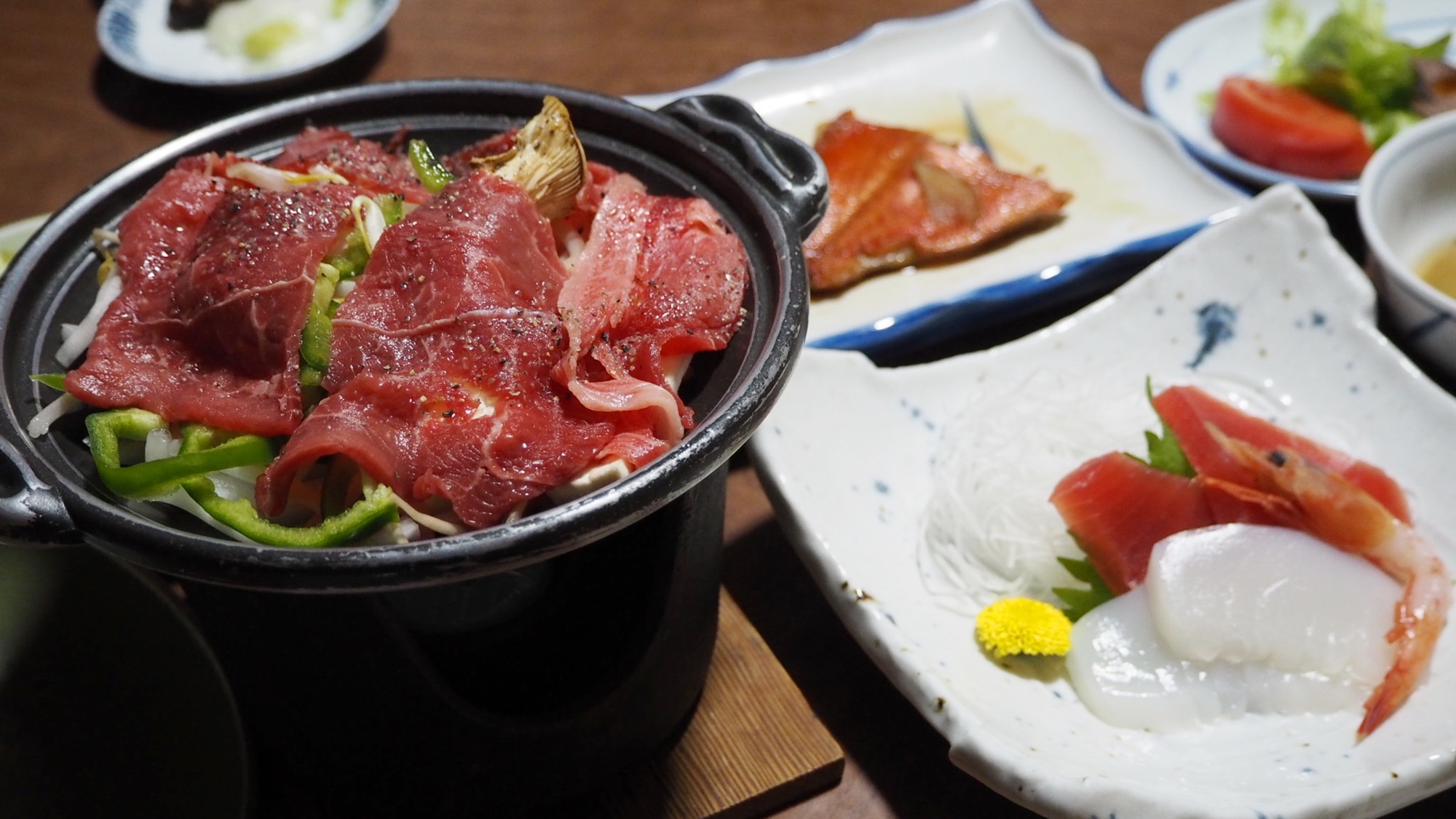 *【食事一例】夕食のメインは旨味が染み込んだ牛肉の陶板焼き♪