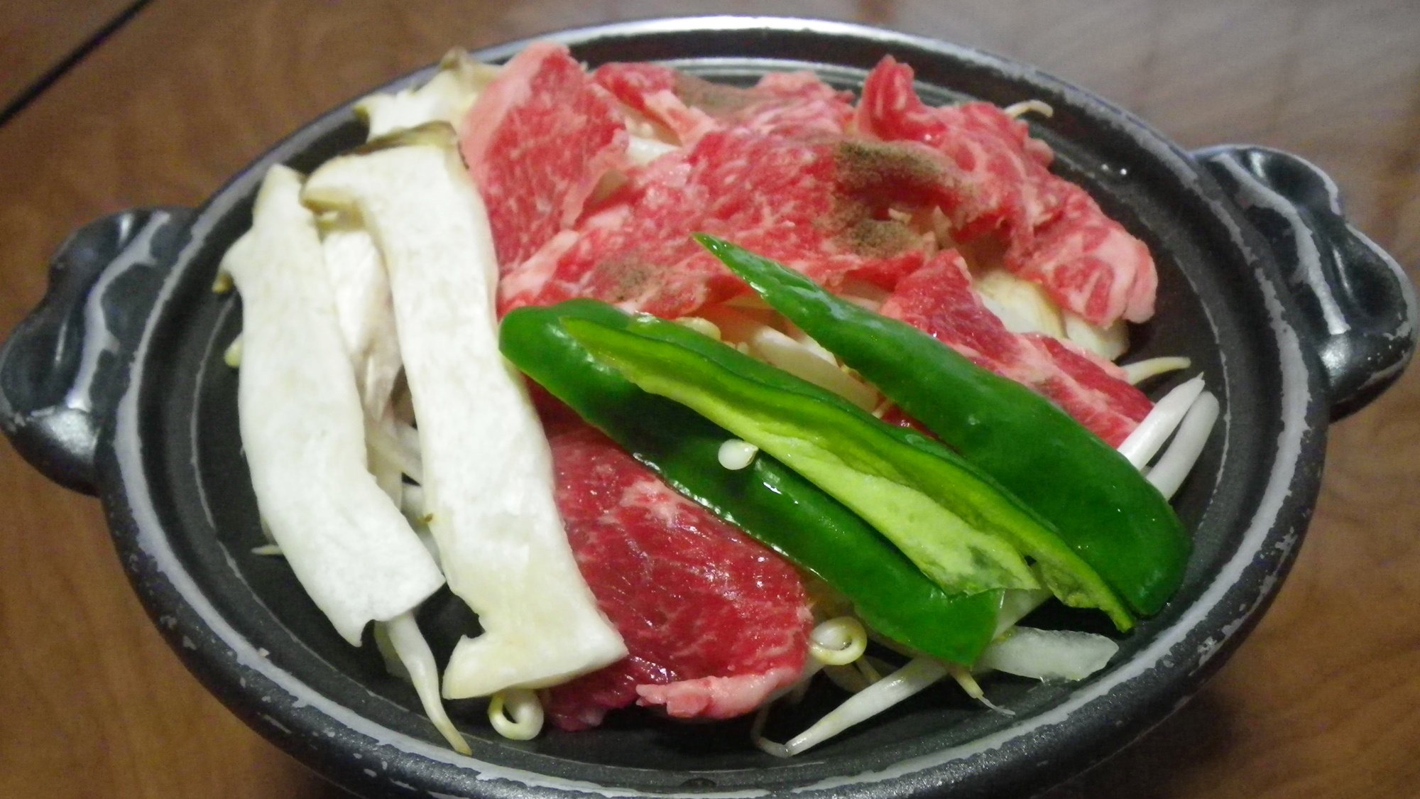 *【食事一例】牛肉の陶板焼き。美味しいお肉にはお酒もよく合います。