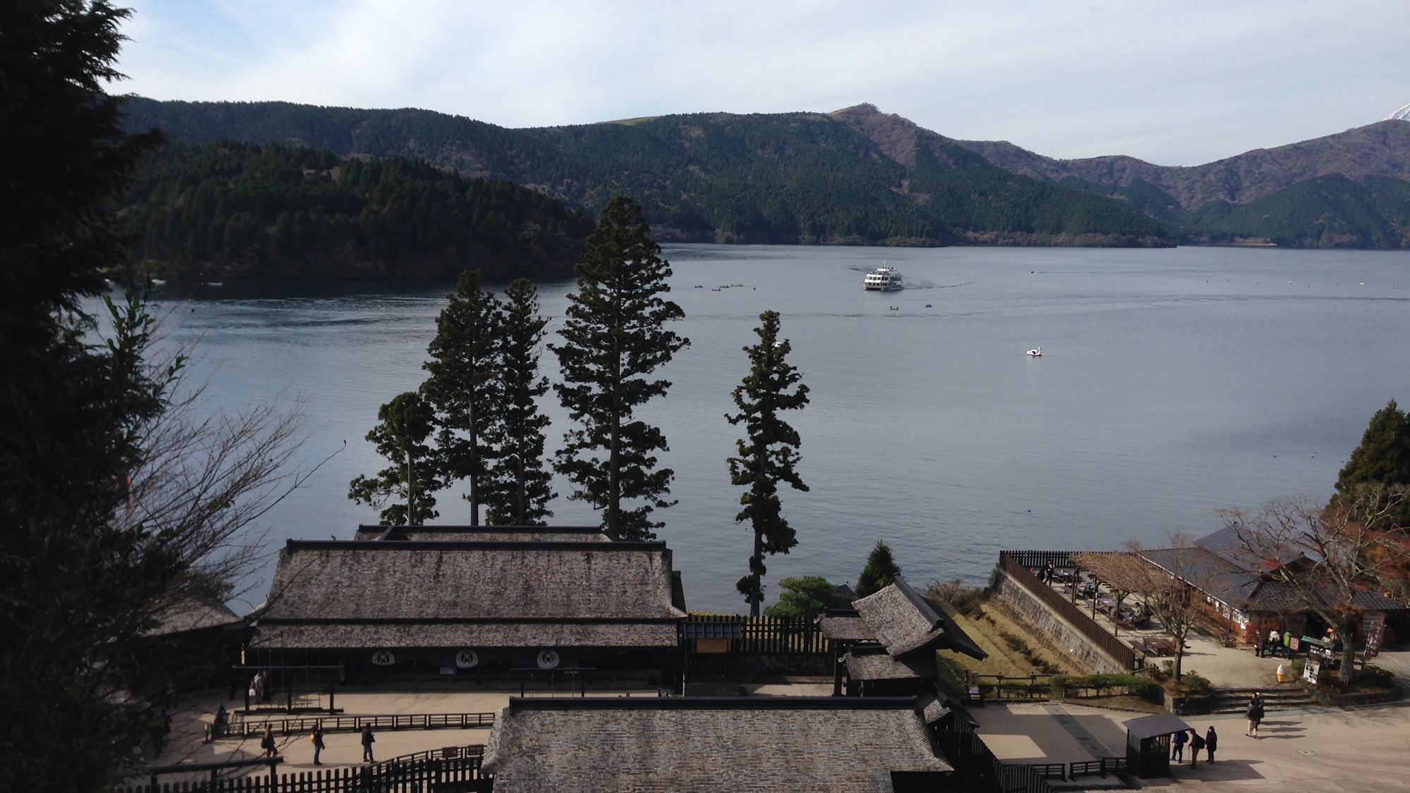 *【周辺観光】箱根関所跡と芦ノ湖の風景。