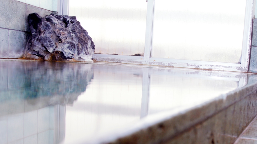 湧き出る伊豆の名湯・宇佐美温泉を、源泉掛け流しでご堪能ください。